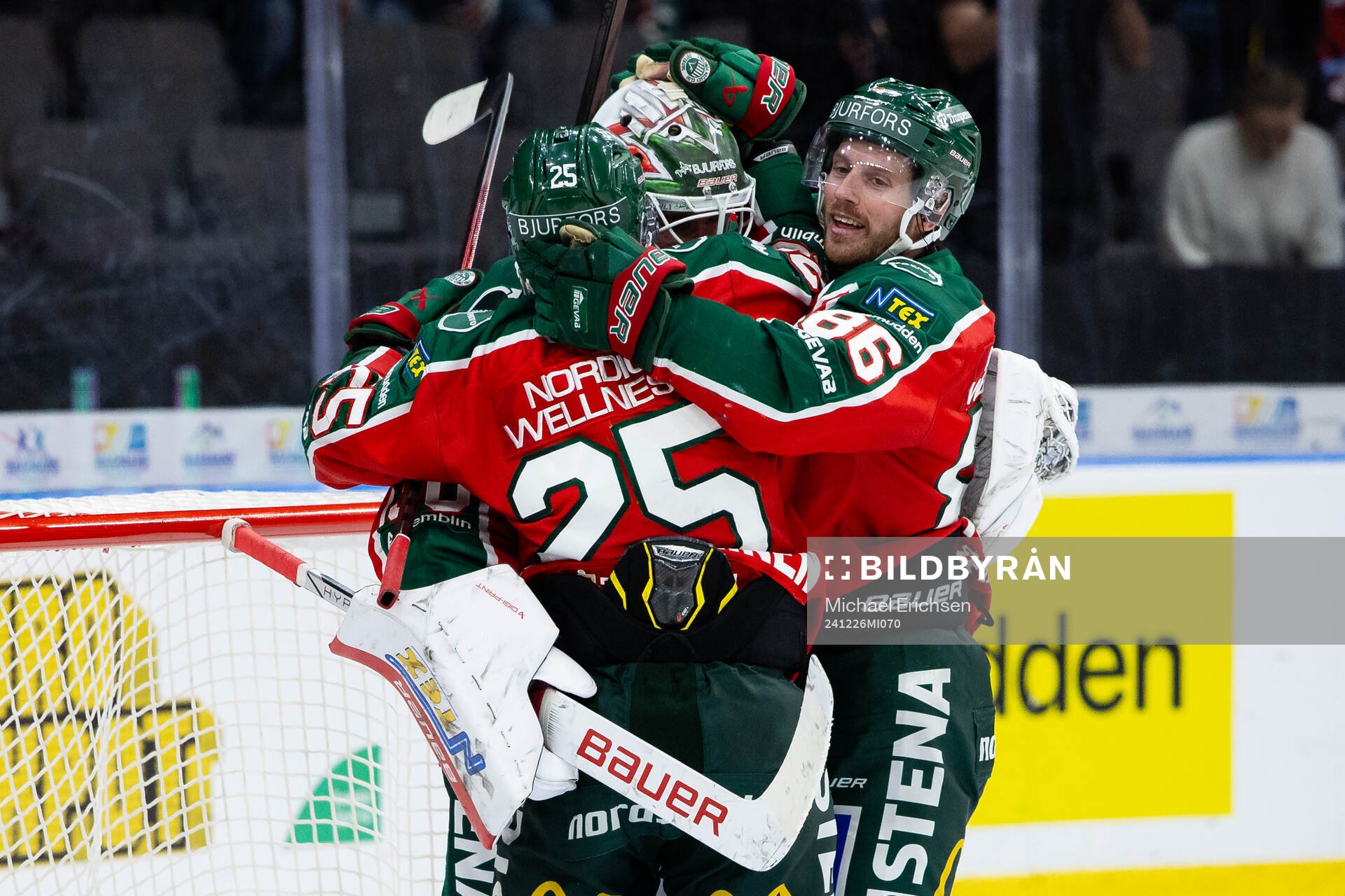 Frölundas målvakt Tobias Normann jublar ihop med Arttu