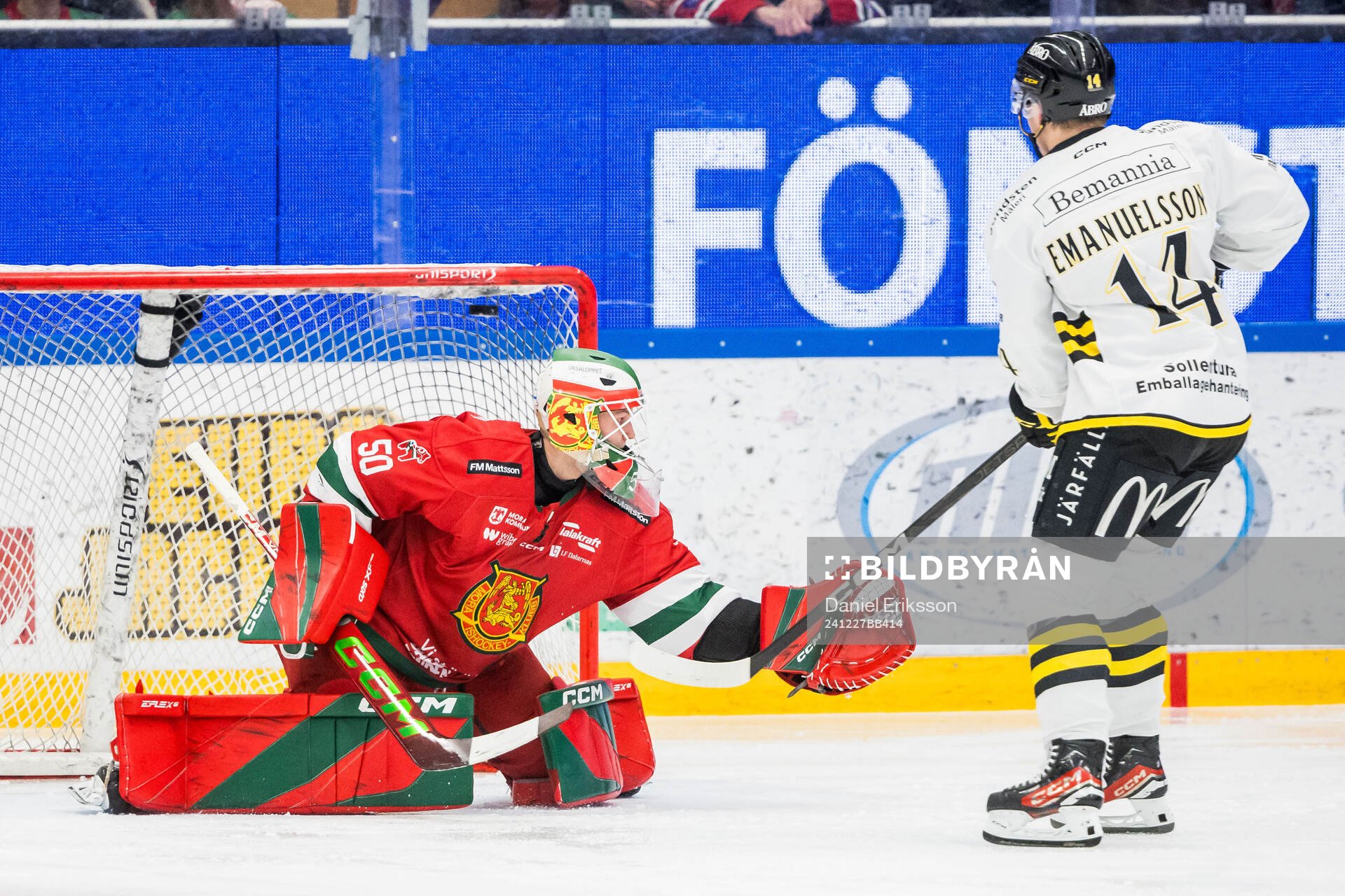 Mora och AIKs Jesper Emanuelsson jublar