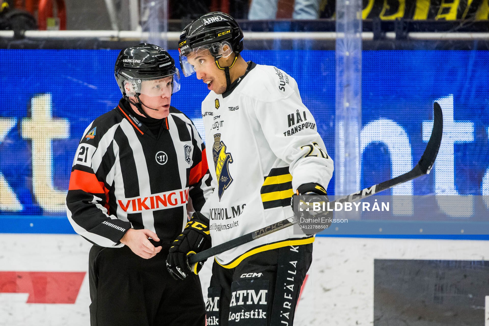 Domare Anders Sandahl och AIKs Oscar Nord