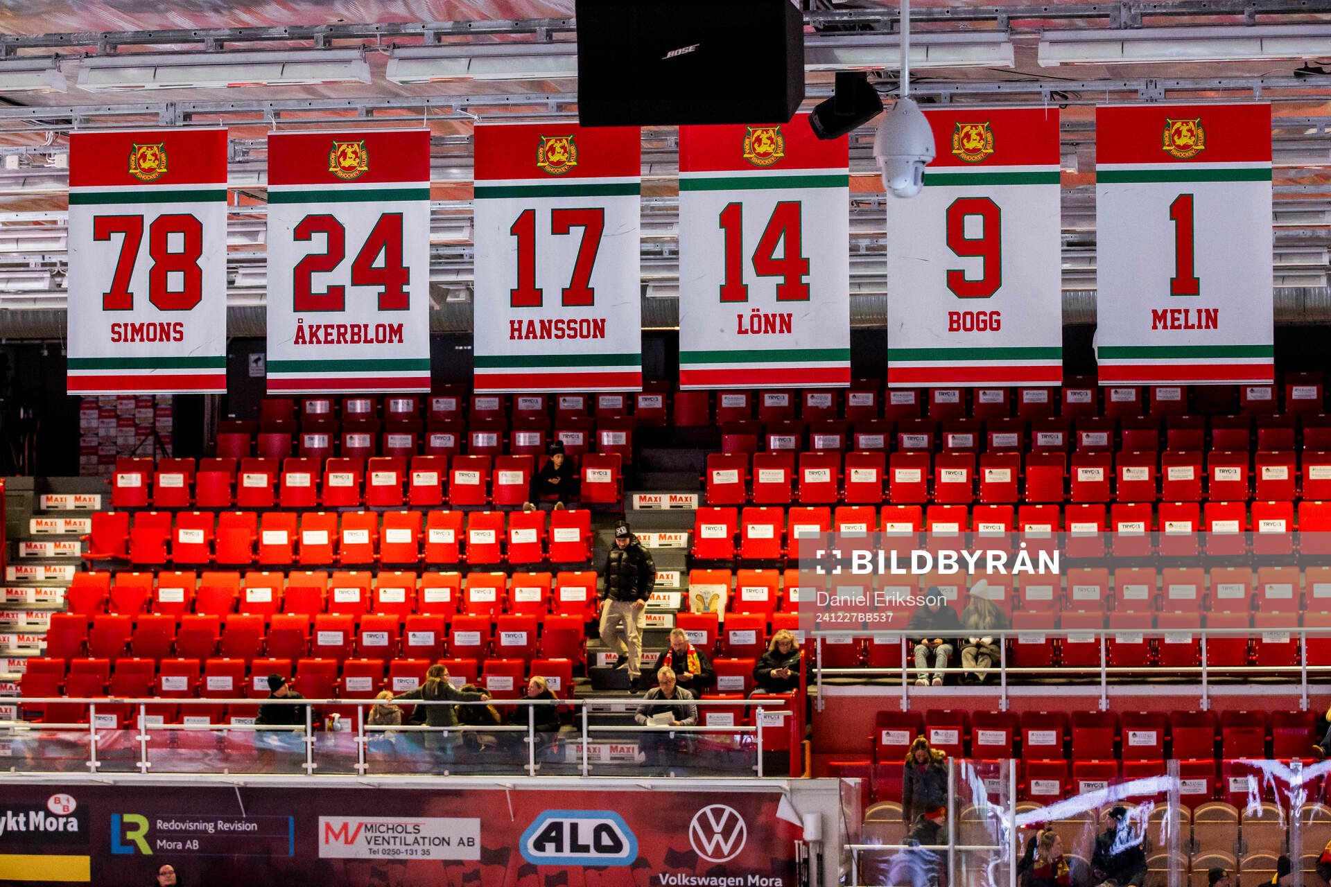 Tröjor hissade i Smidjegrav Arena