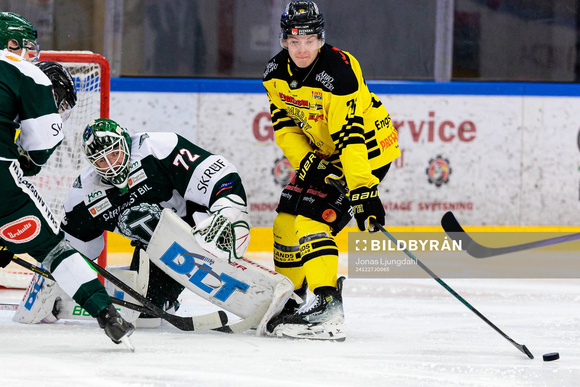 Tingsryds målvakt Pontus Eltonius och Vimmerbys Eddie Levin