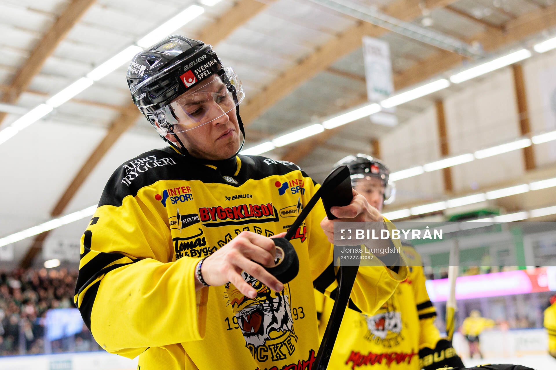 Vimmerbys Oskar Lindgren tejpar klubban