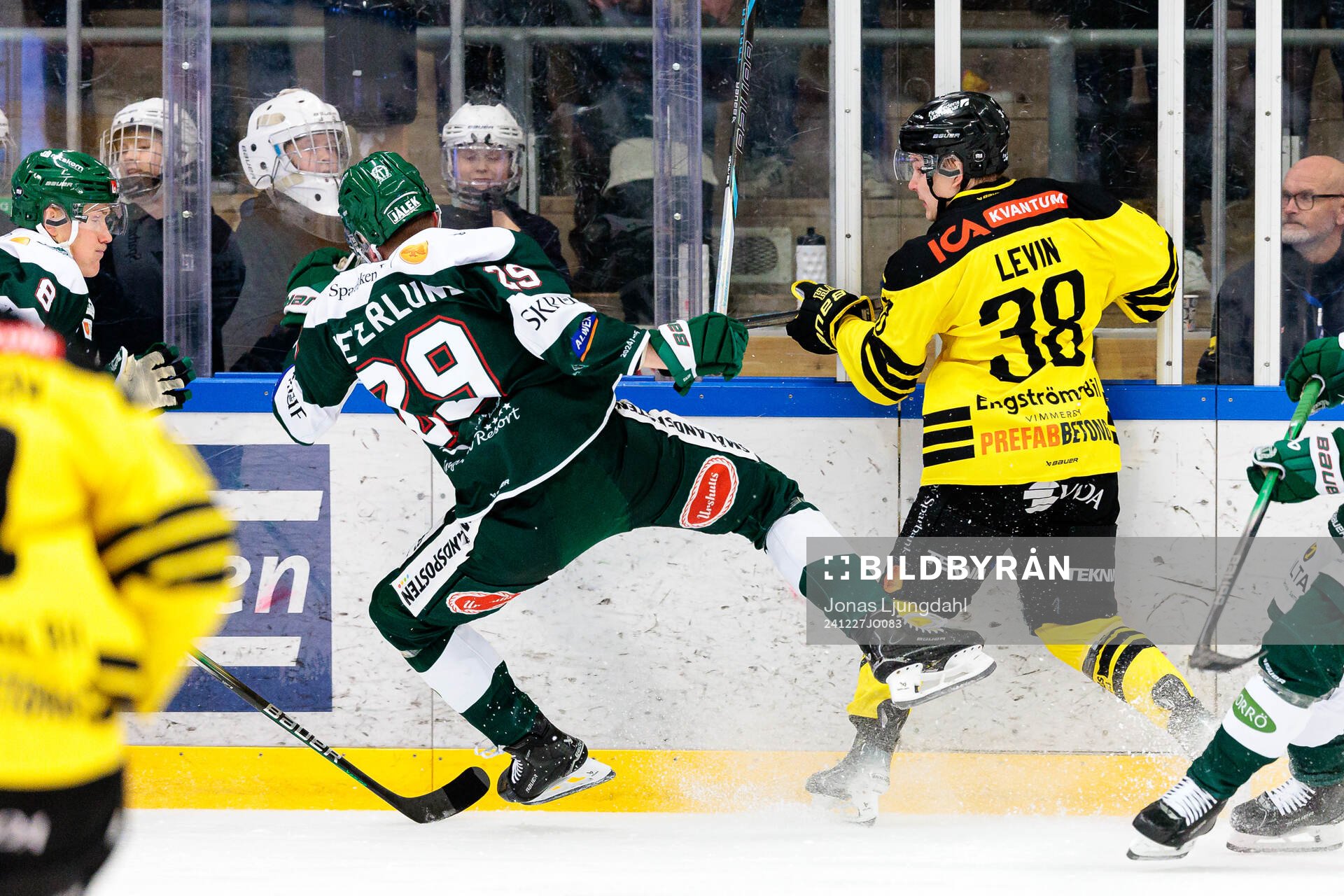 Tingsryds Valdemar Vesterlund tacklas av Vimmerbys Eddie