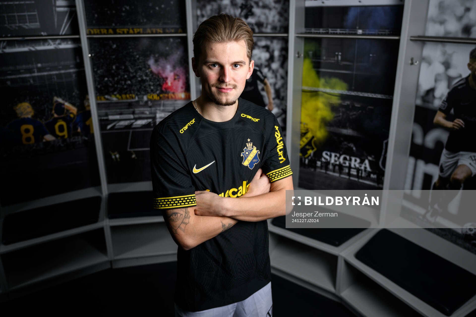William Hofvander i samband med att han presenteras som nyförvärv för AIK den 27 december 2024 i Stockholm. 