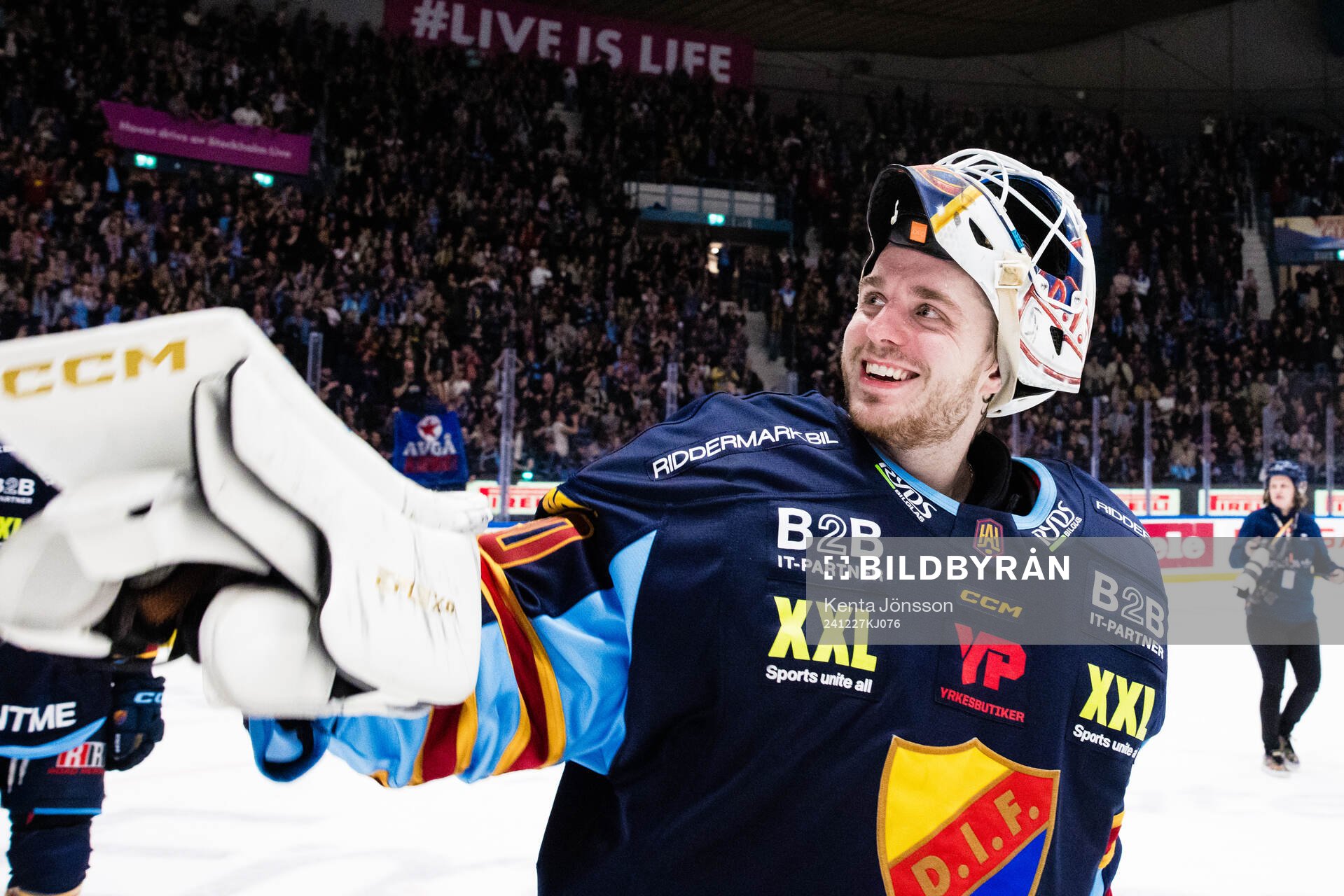 Djurgårdens målvakt Hugo Hävelid jublar