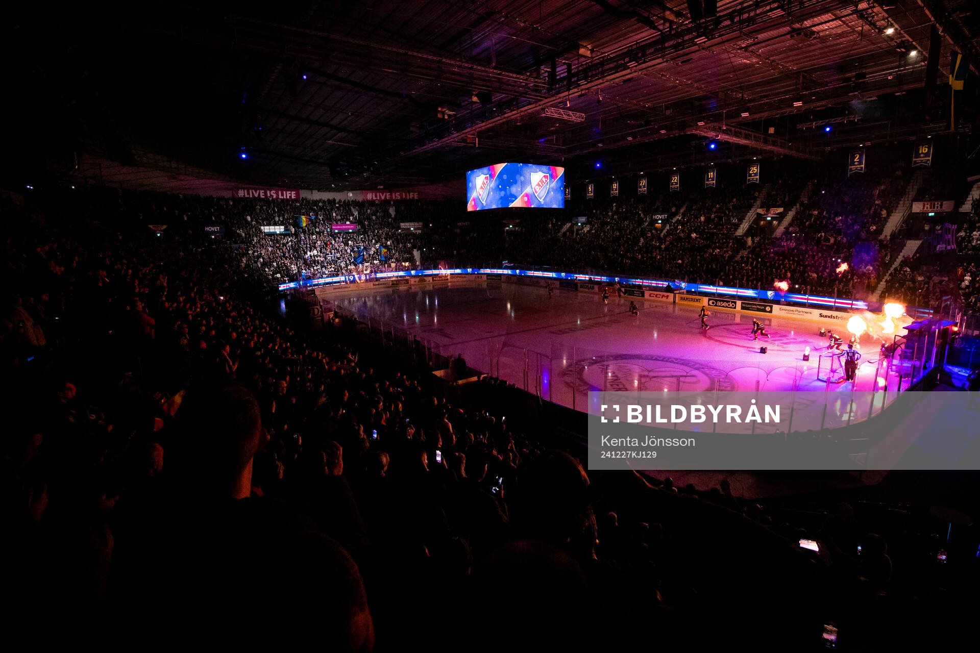 Hovet med publik på läktarna