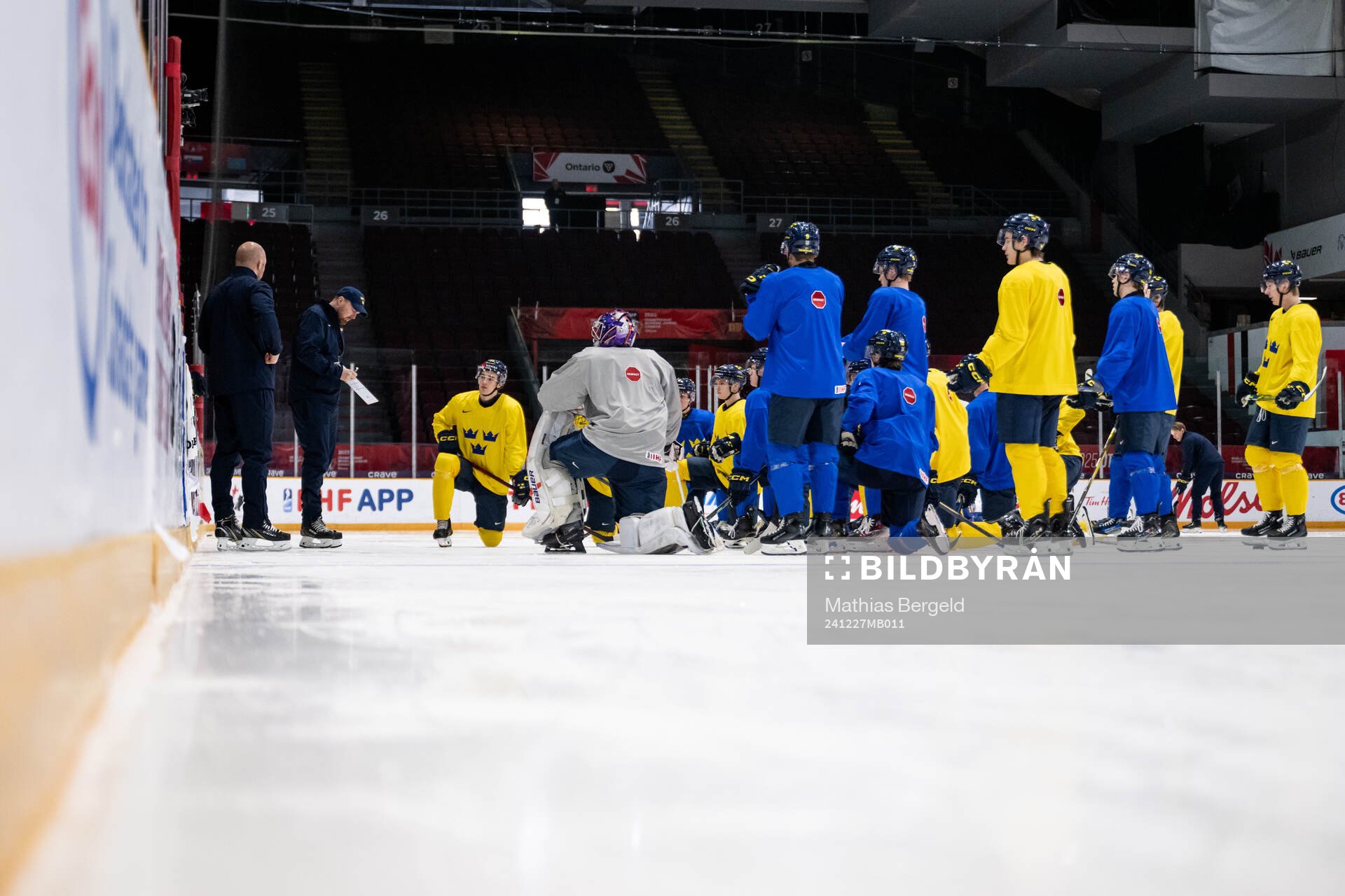 Assistant coach Gereon Dahlgren with players of Sweden at a