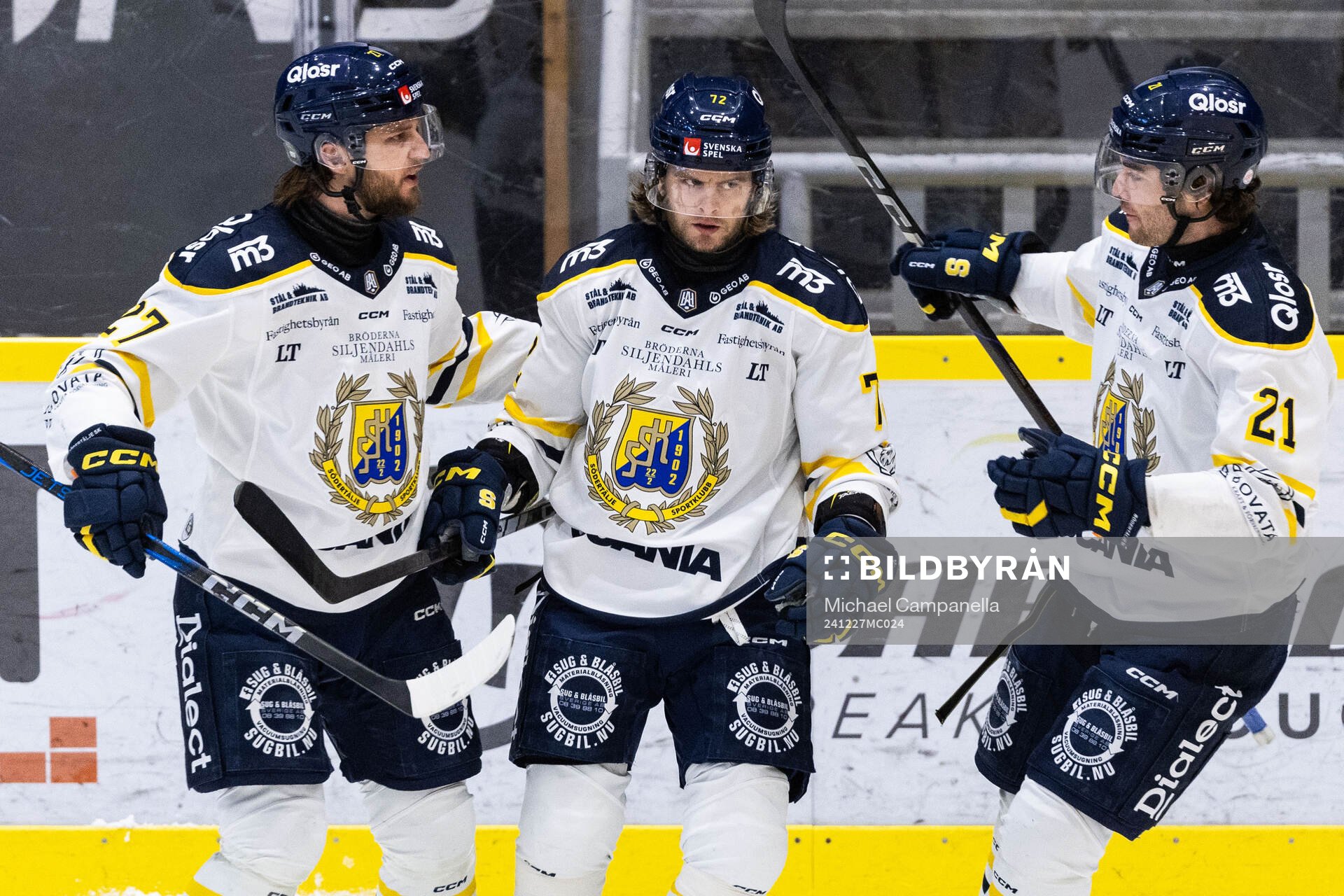 Södertäljes Nicolai Meyer jublar med Daniel Norbe och