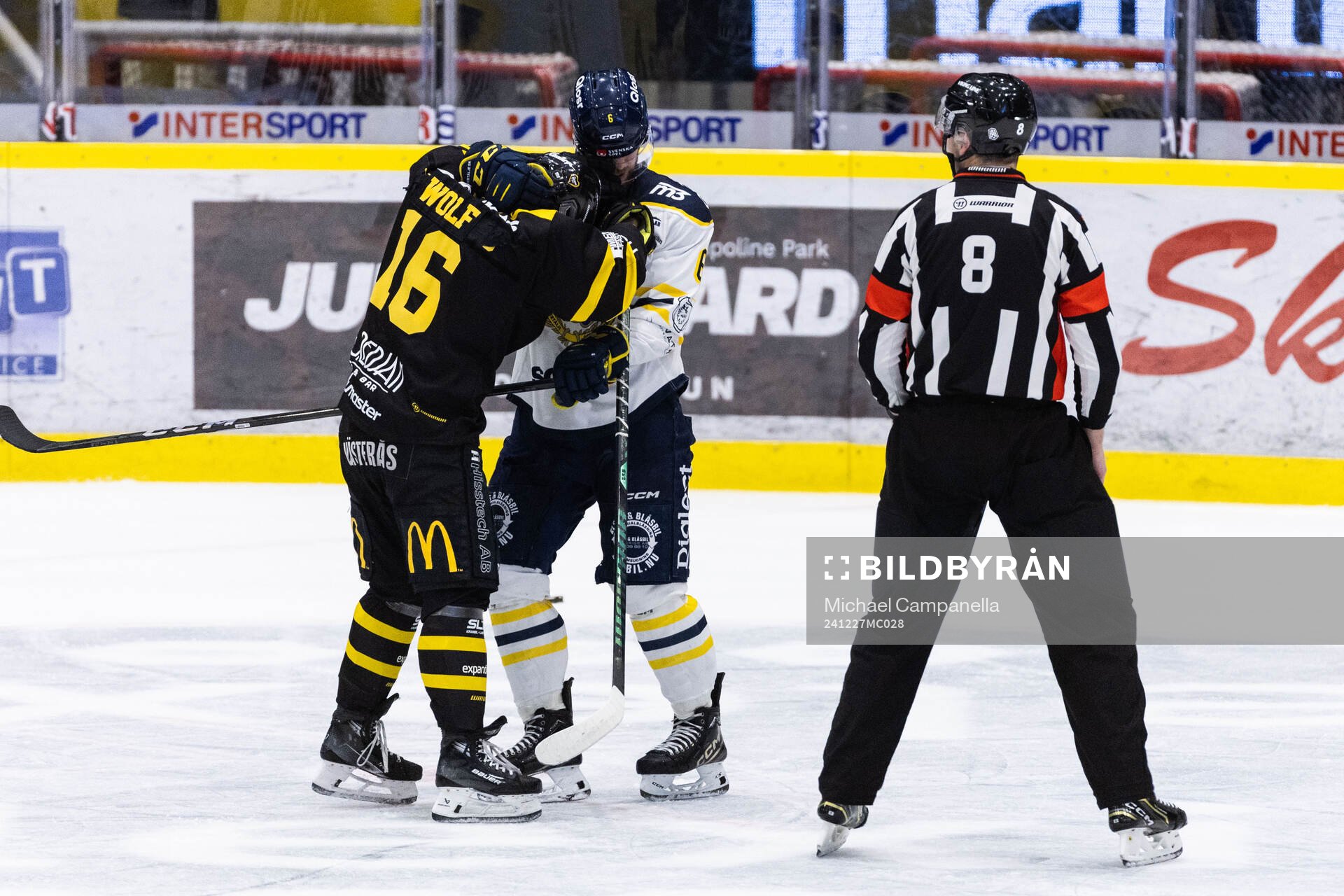 Västerås Noah Wolf och Södertäljes Olli Vainio