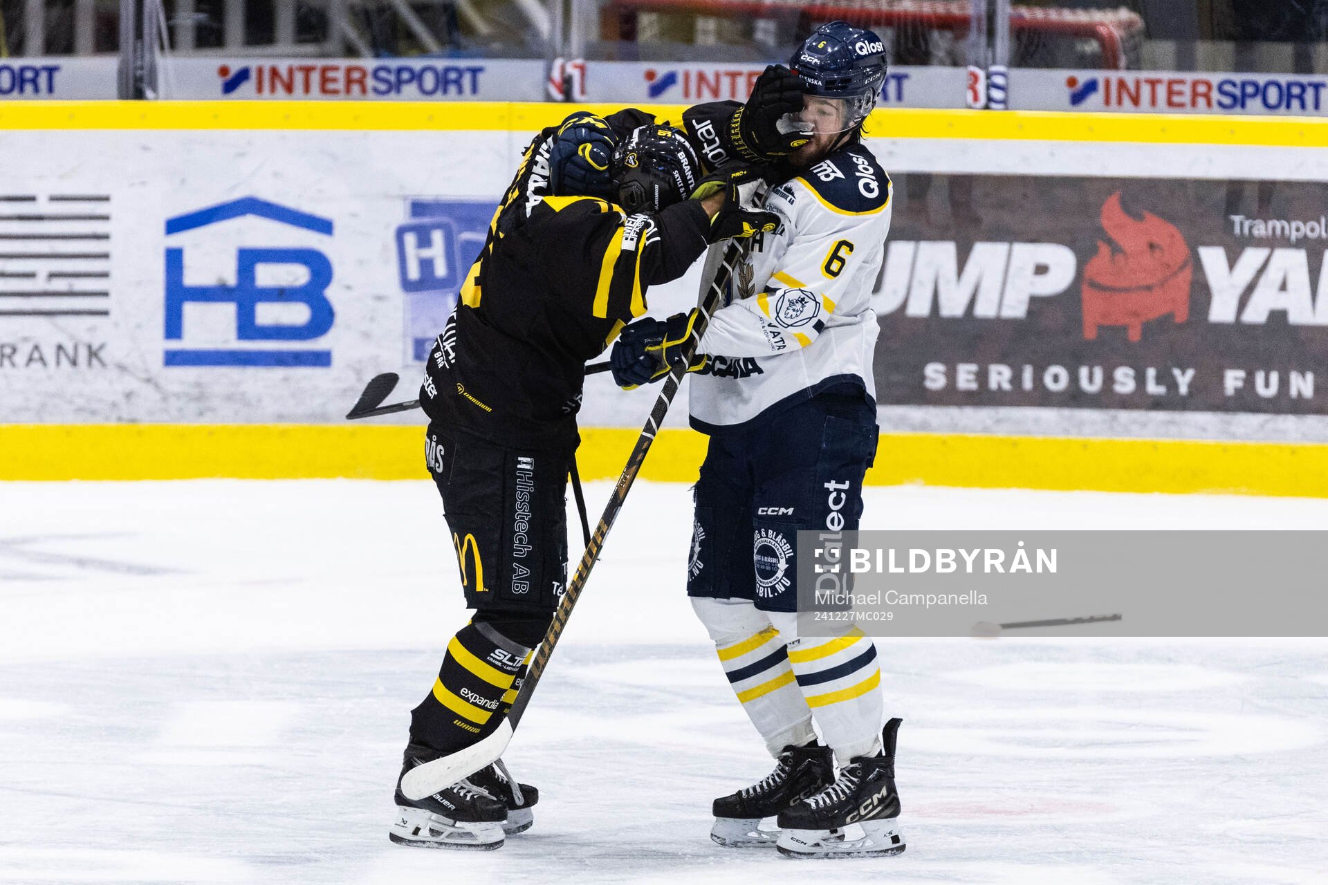 Västerås Noah Wolf och Södertäljes Olli Vainio