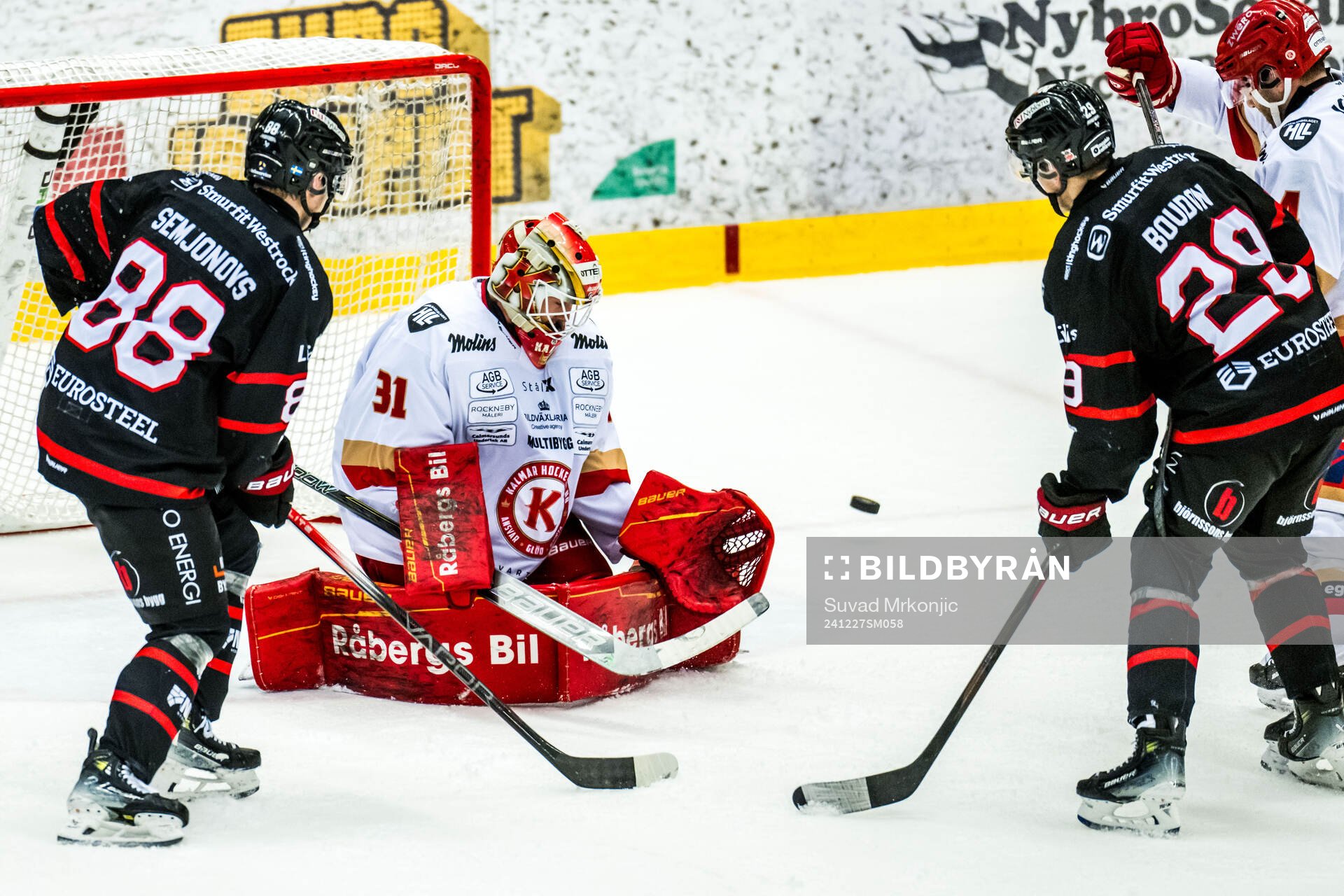 Nybros Maksim Semjonov och Kalmars målvakt Blake Pietila