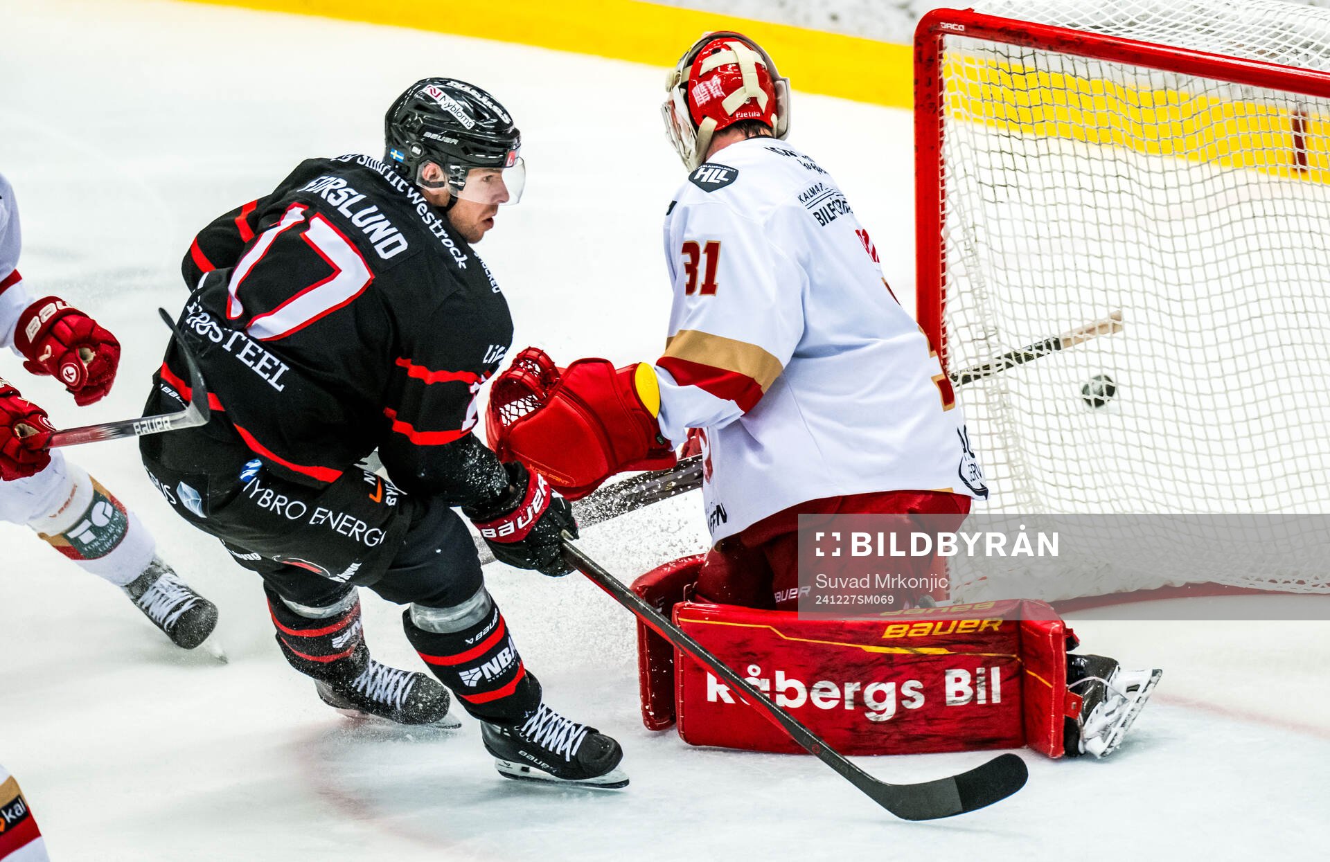 Nybros Emil Forslund och Kalmars målvakt Blake Pietila