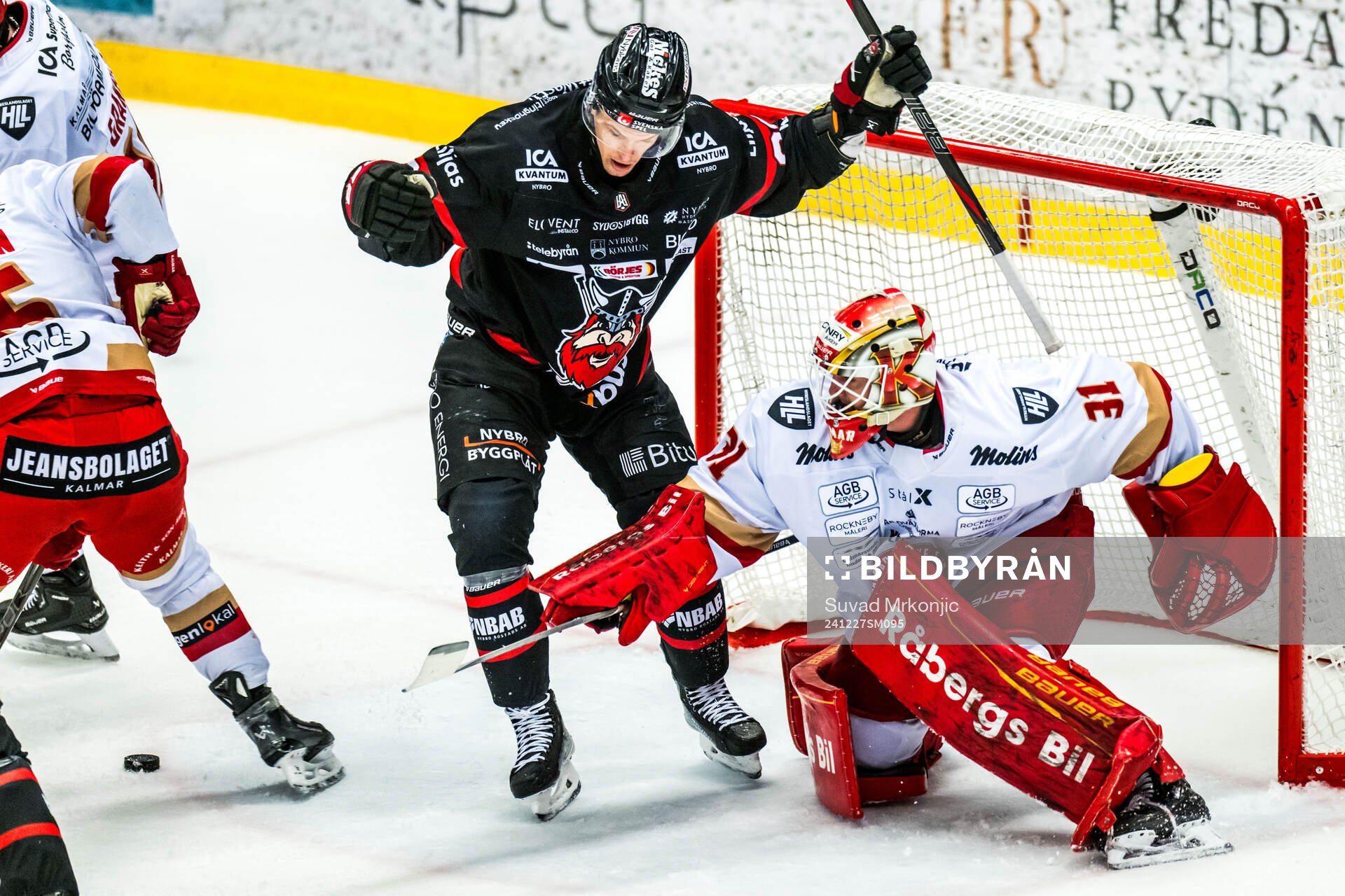 Nybros Louis Boudon och Kalmars målvakt Blake Pietila