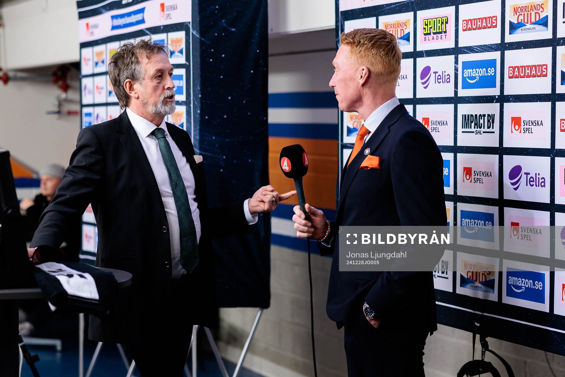 TV4s Åke Unger intervjuar Växjös tränare Jörgen