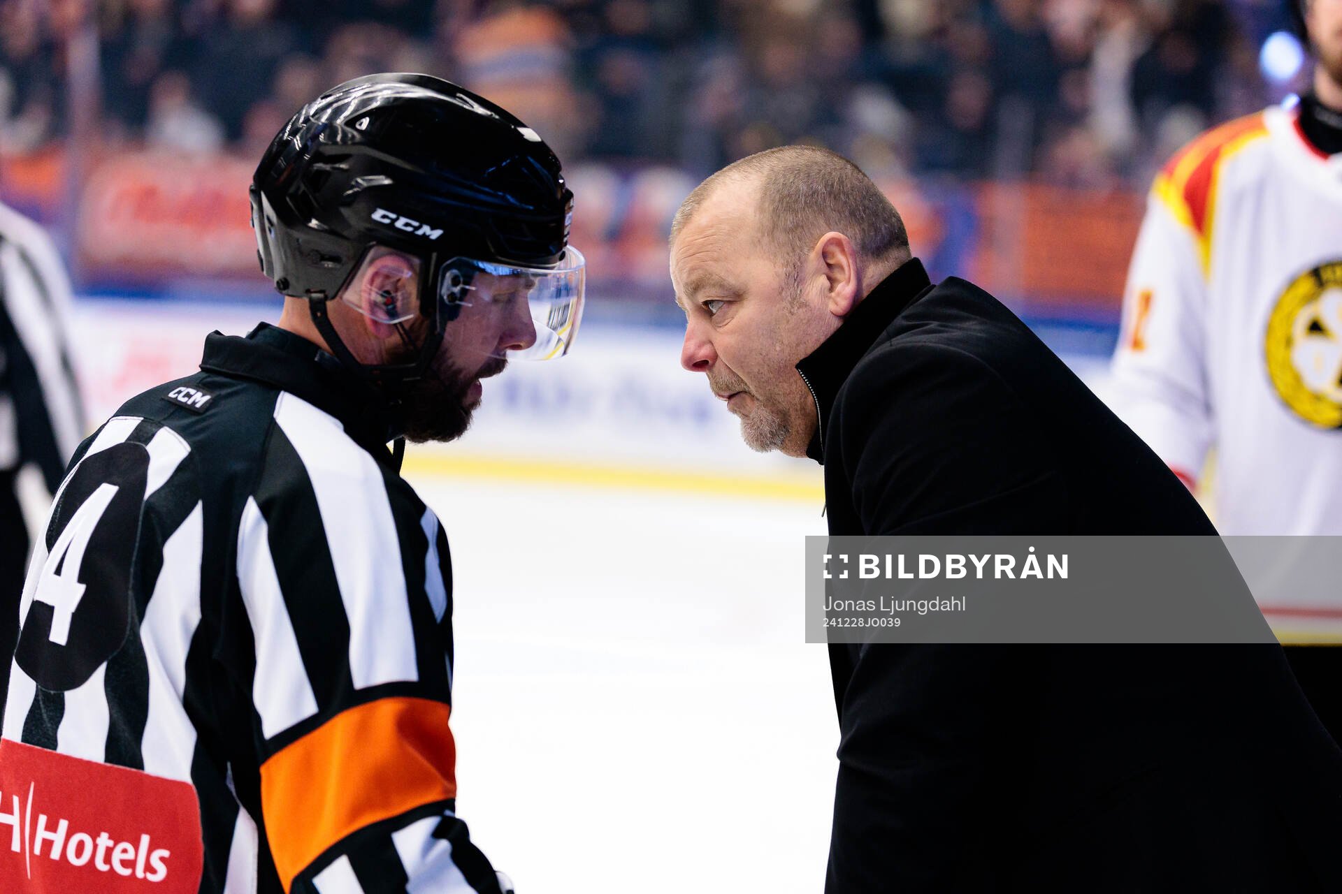 Domare Marcus Linde pratar med Brynäs tränare Niklas