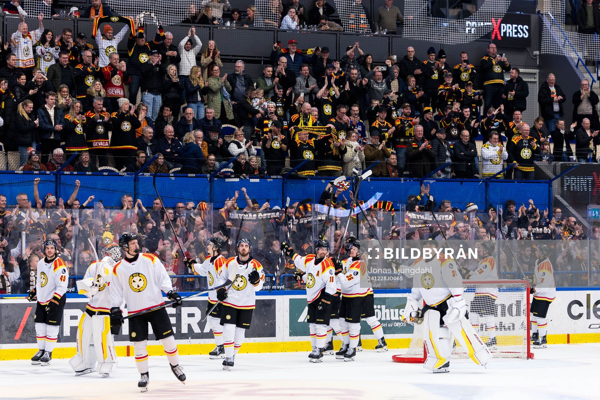 Brynäs spelare jublar med supportrar