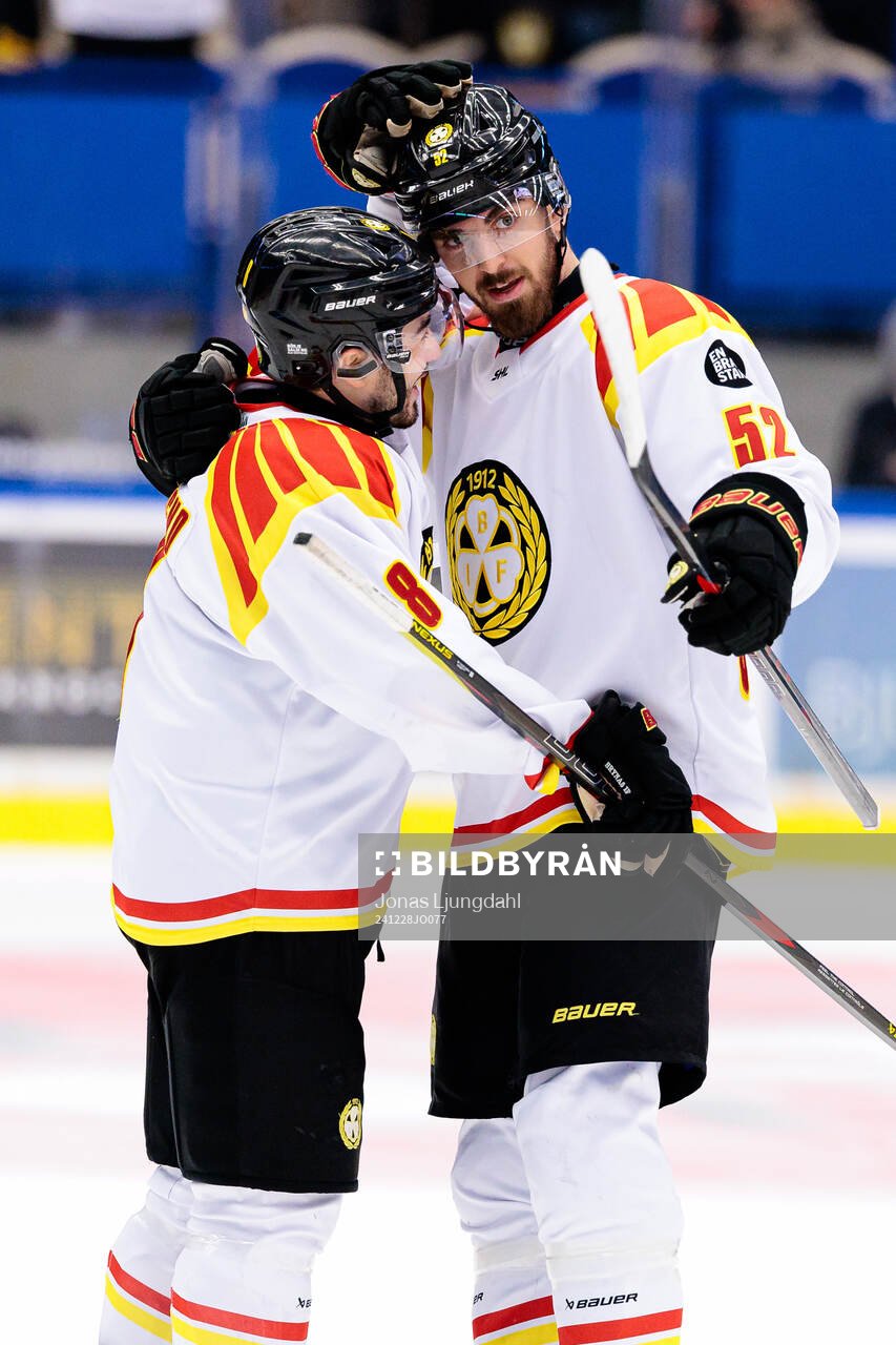 Brynäs Bobby Trivigno och Jack Kopacka jublar