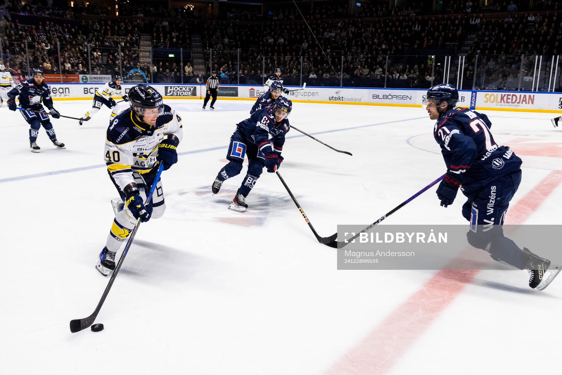 HV71s Oskar Stål-Lyrenäs mot Linköpings Markus Ljungh