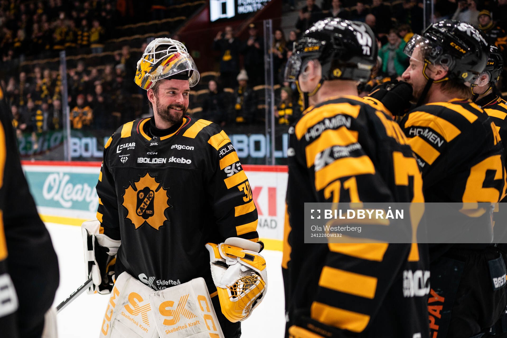Skellefteås målvakt Gustaf Lindvall jublar