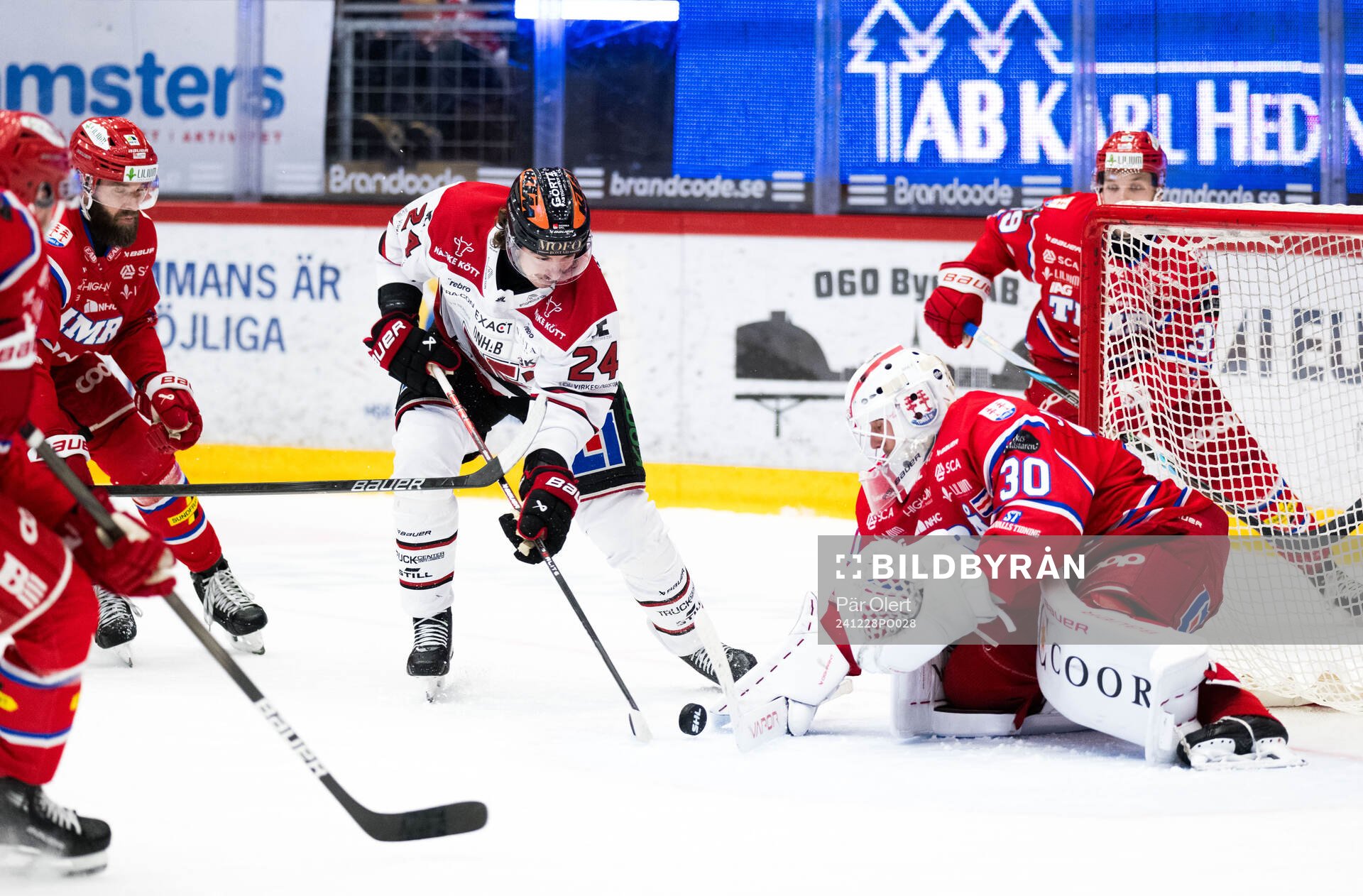Örebros Hannes Björninen och Timrås målvakt Jacob