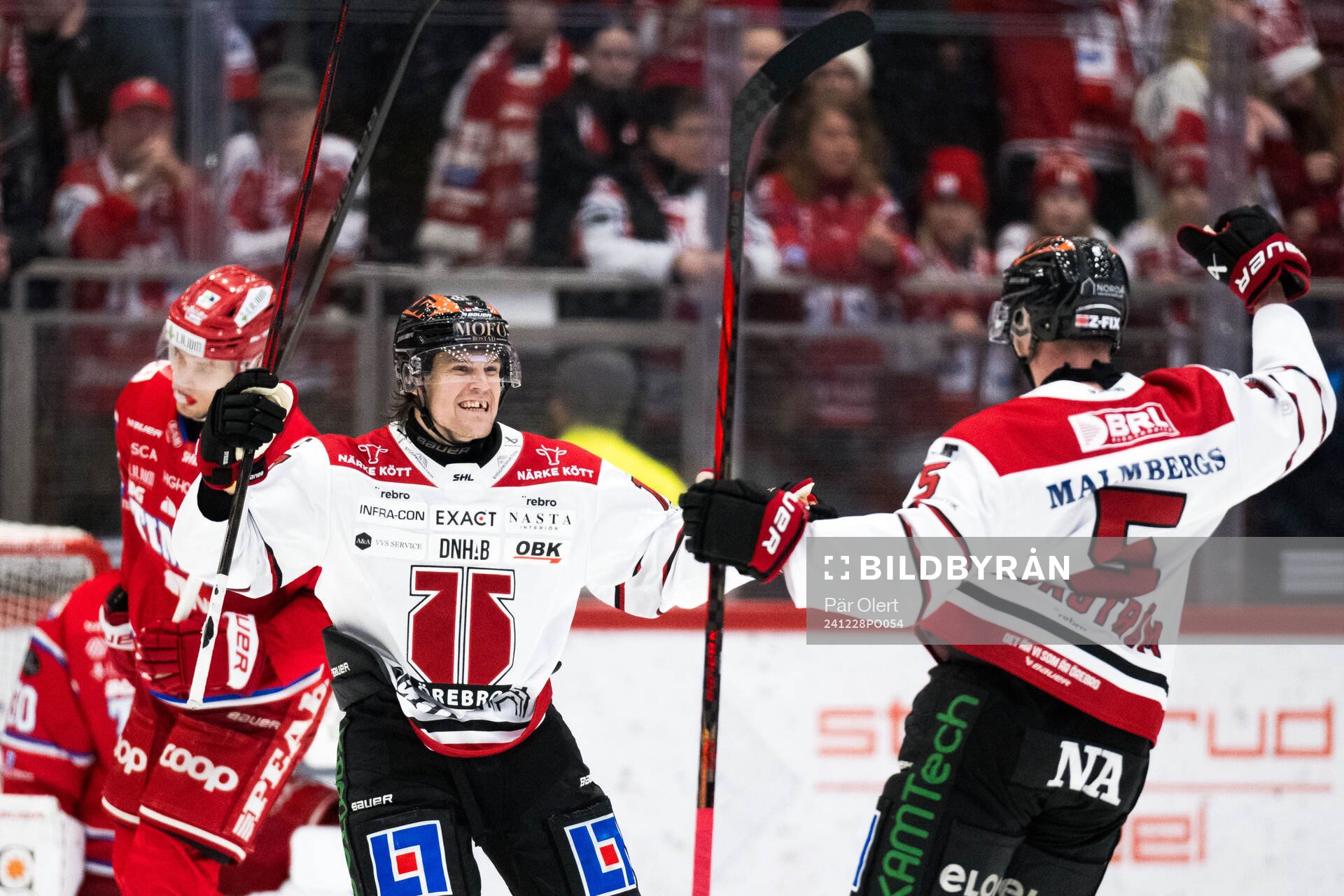 Örebros William Wikman och Gustav Backström jublar