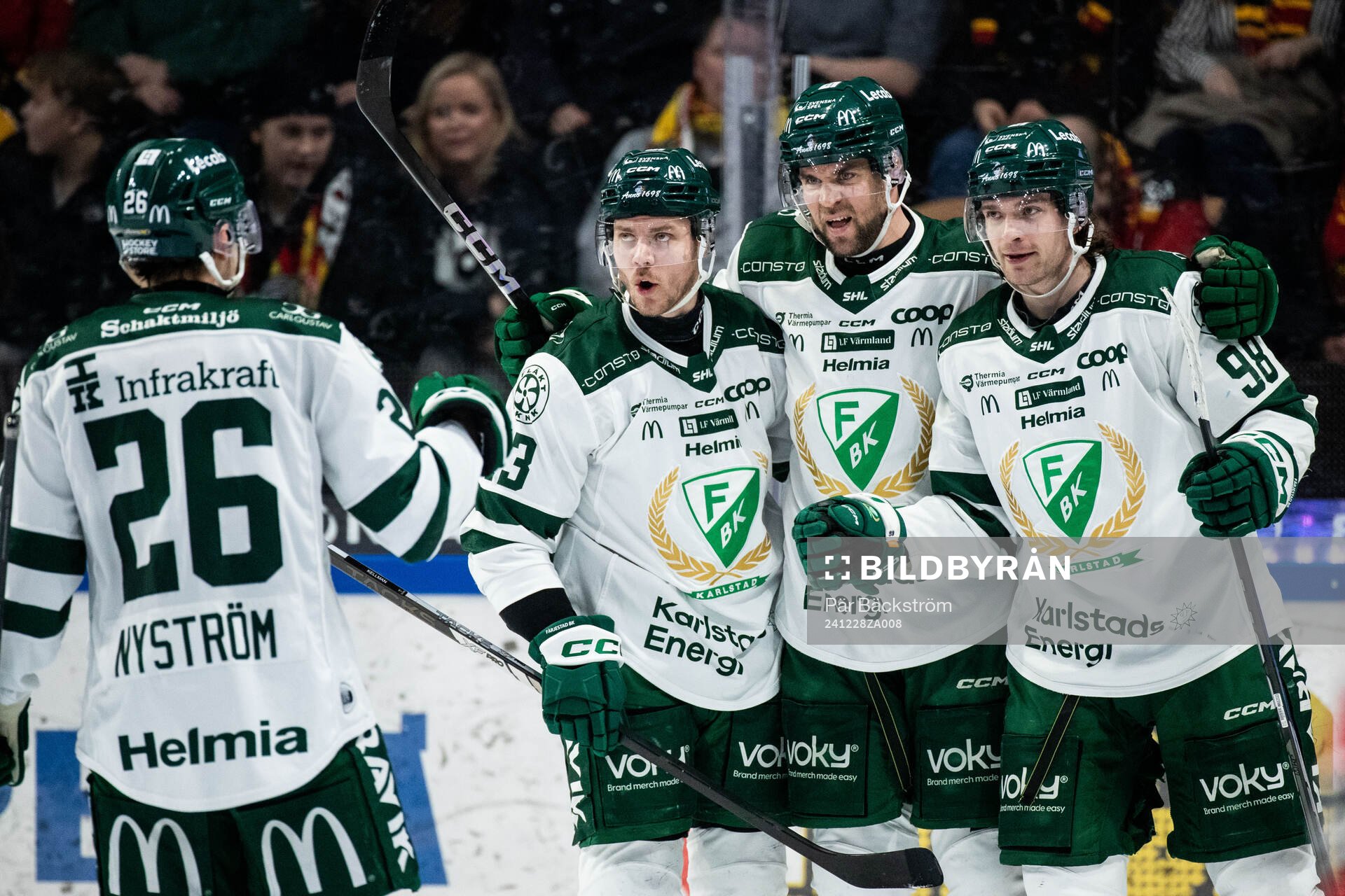 Färjestads Henrik Björklund jublar med Joel Kellman och
