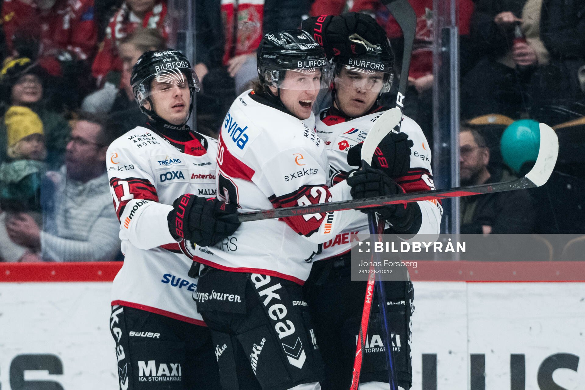 Malmö Redhawks Axel Sundberg jublar med Nikola Pasic och
