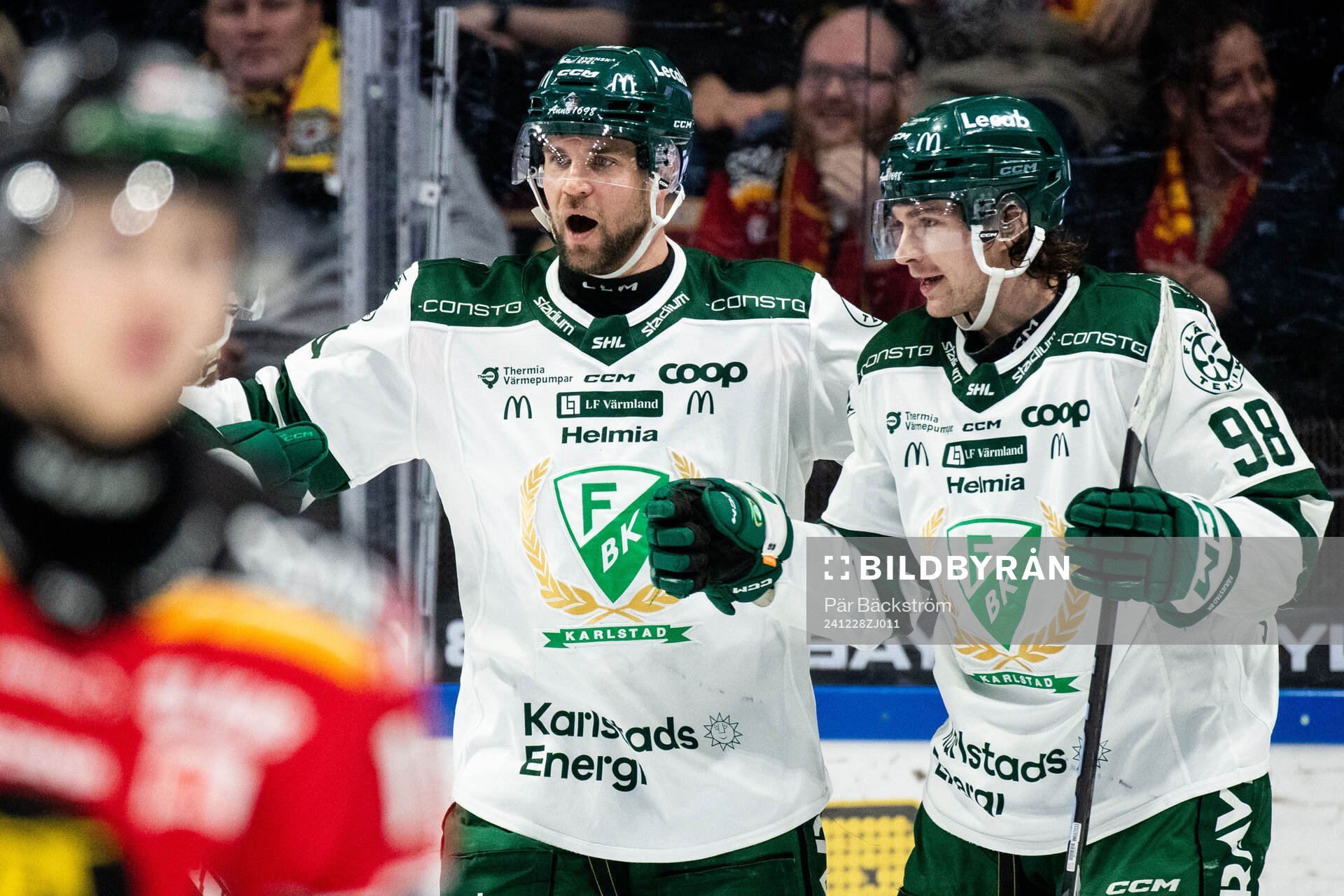 Färjestads Henrik Björklund jublar med Marian Studenic