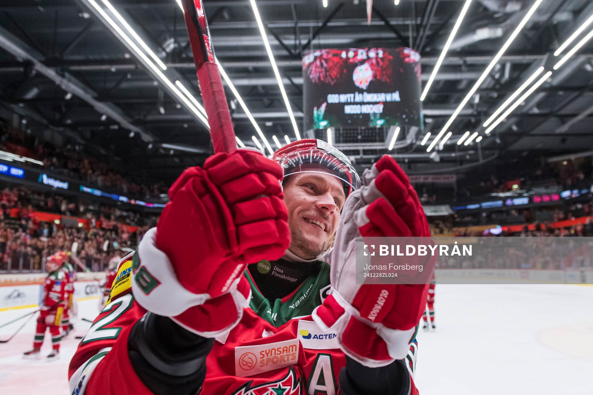 Modos Jesper Olofsson jublar