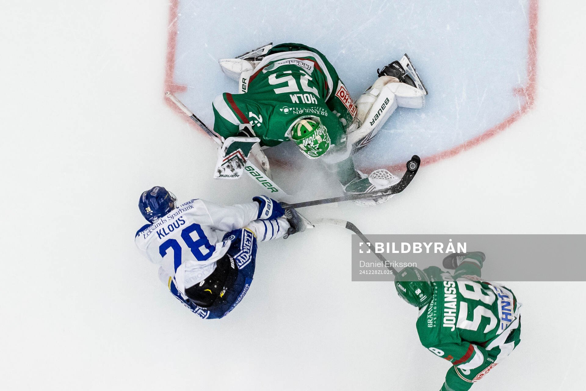 Leksands Justin Glenn Kloos och Rögles målvakt Arvid Holm