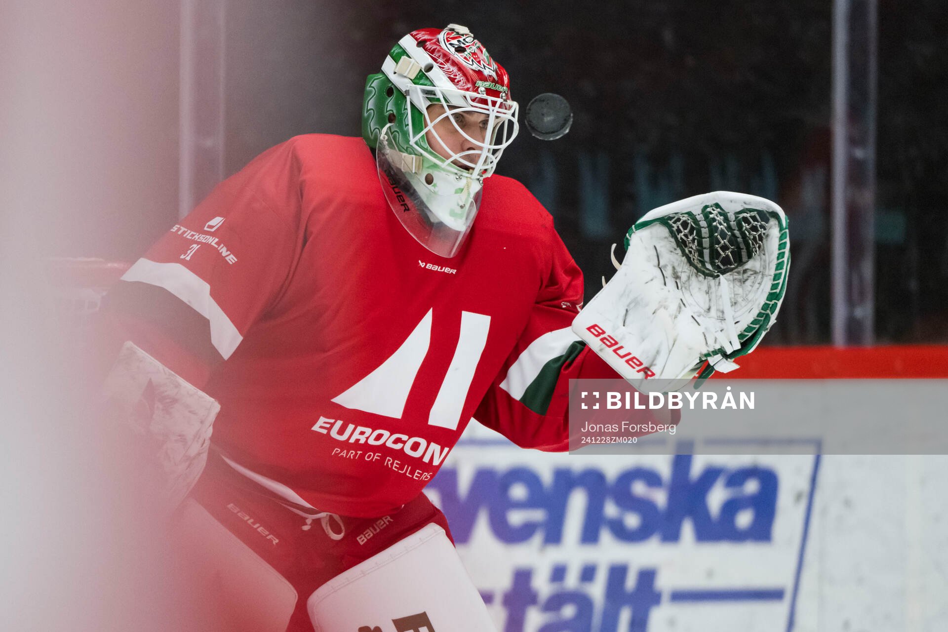 Modos målvakt Olle Eriksson Ek innan ishockeymatchen i SHL