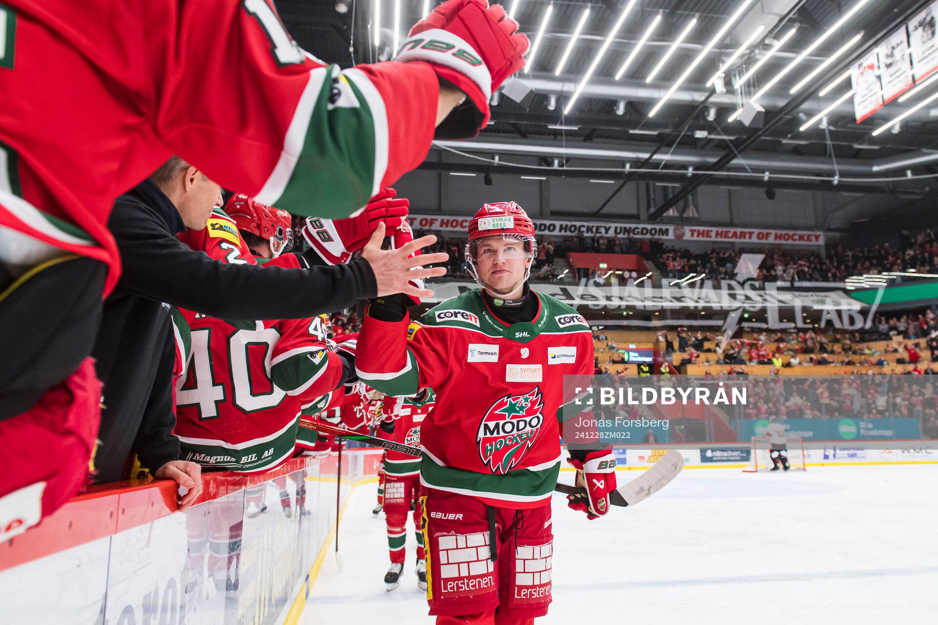 Modos Mattias Norlinder jublar