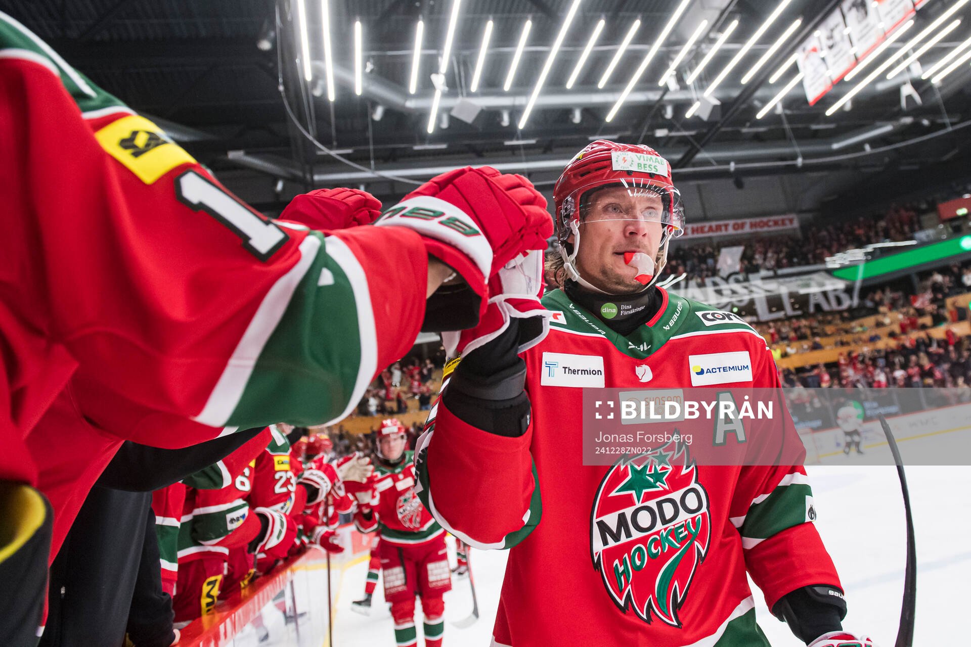 Modos Jesper Olofsson jublar