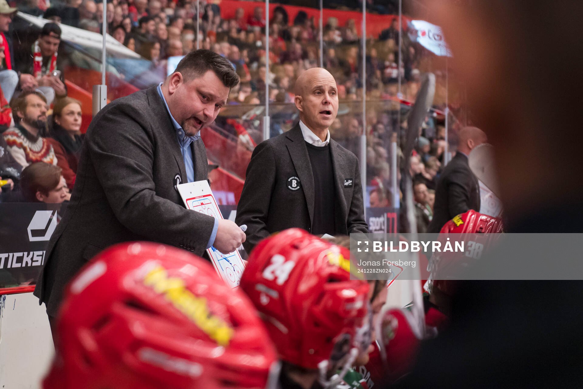 Modos tränare Mattias Karlin och assisterande tränare