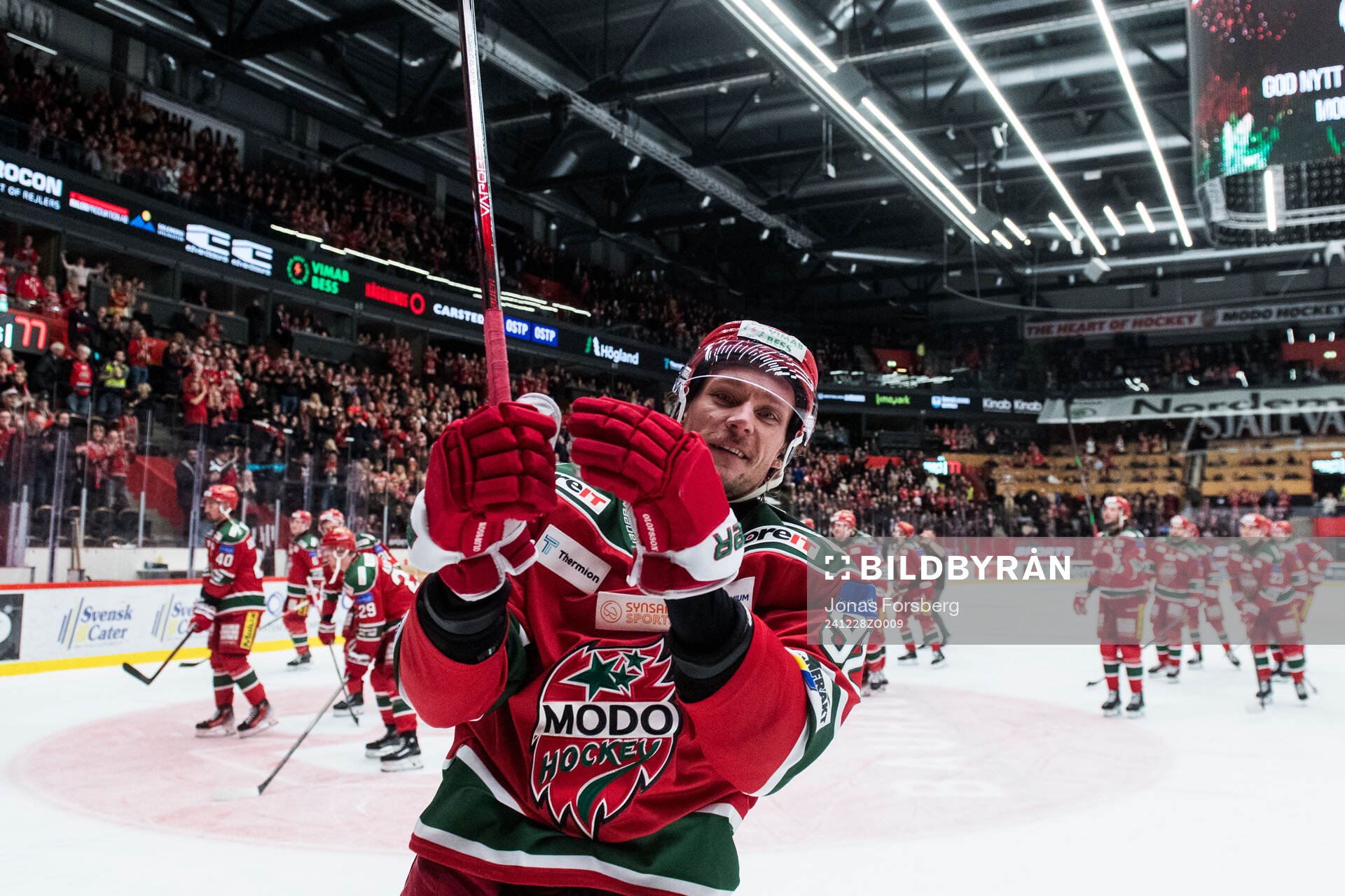 Modos Jesper Olofsson jublar