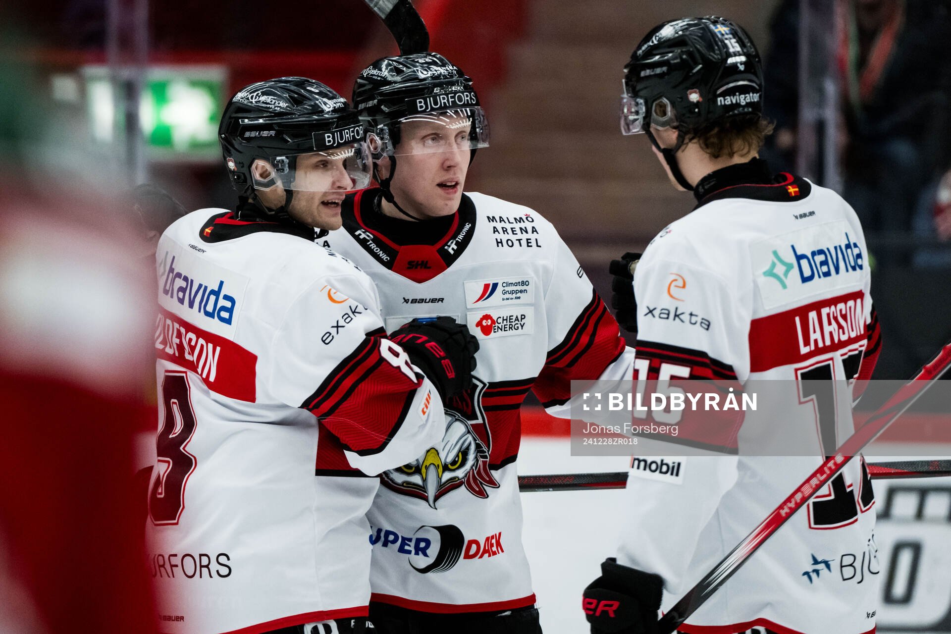 Malmö Redhawks Lassi Thomson jublar med Johan Olofsson och