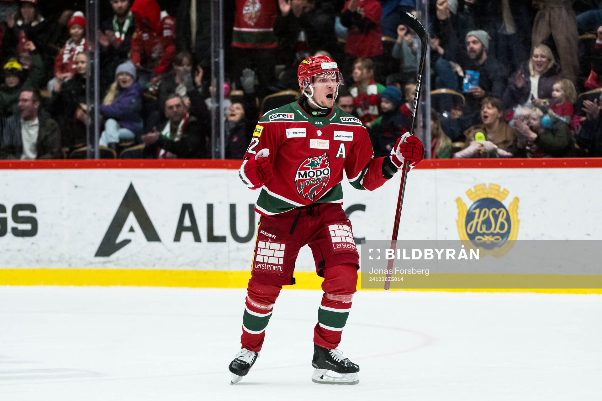 Modos Jesper Olofsson jublar