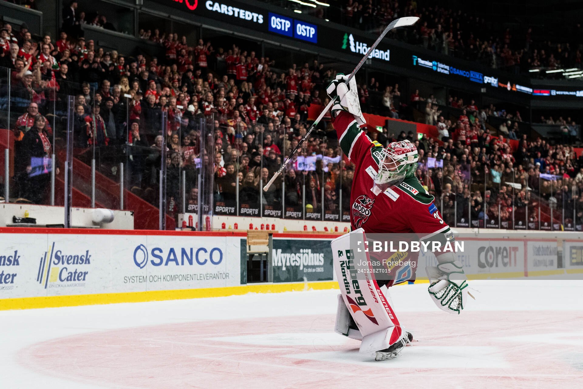 Modos målvakt Olle Eriksson Ek jublar