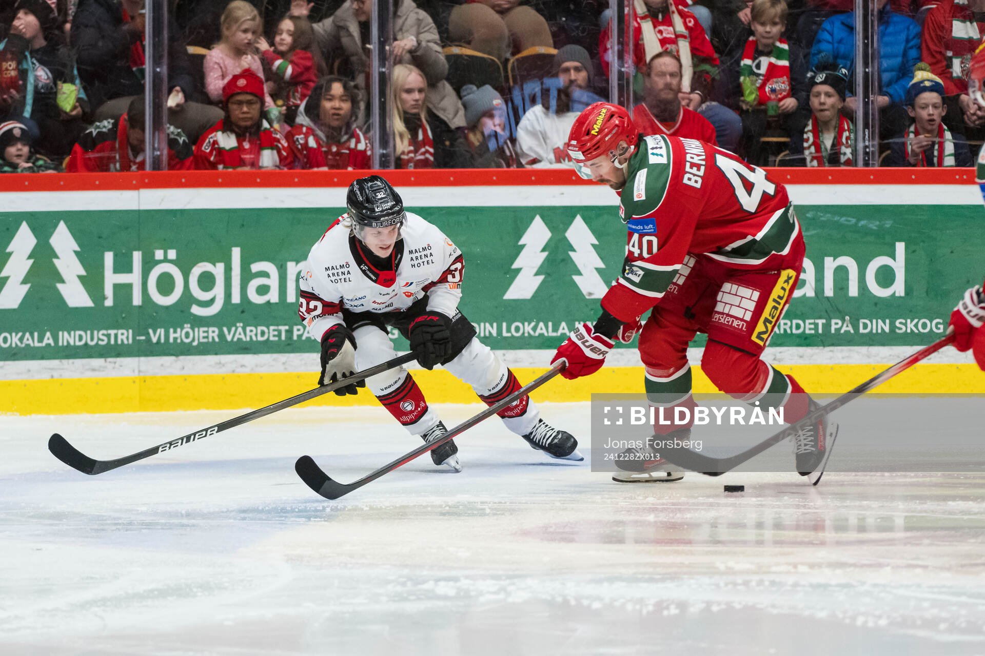 Malmö Redhawks Joona Ikonen och Modos David Bernhardt