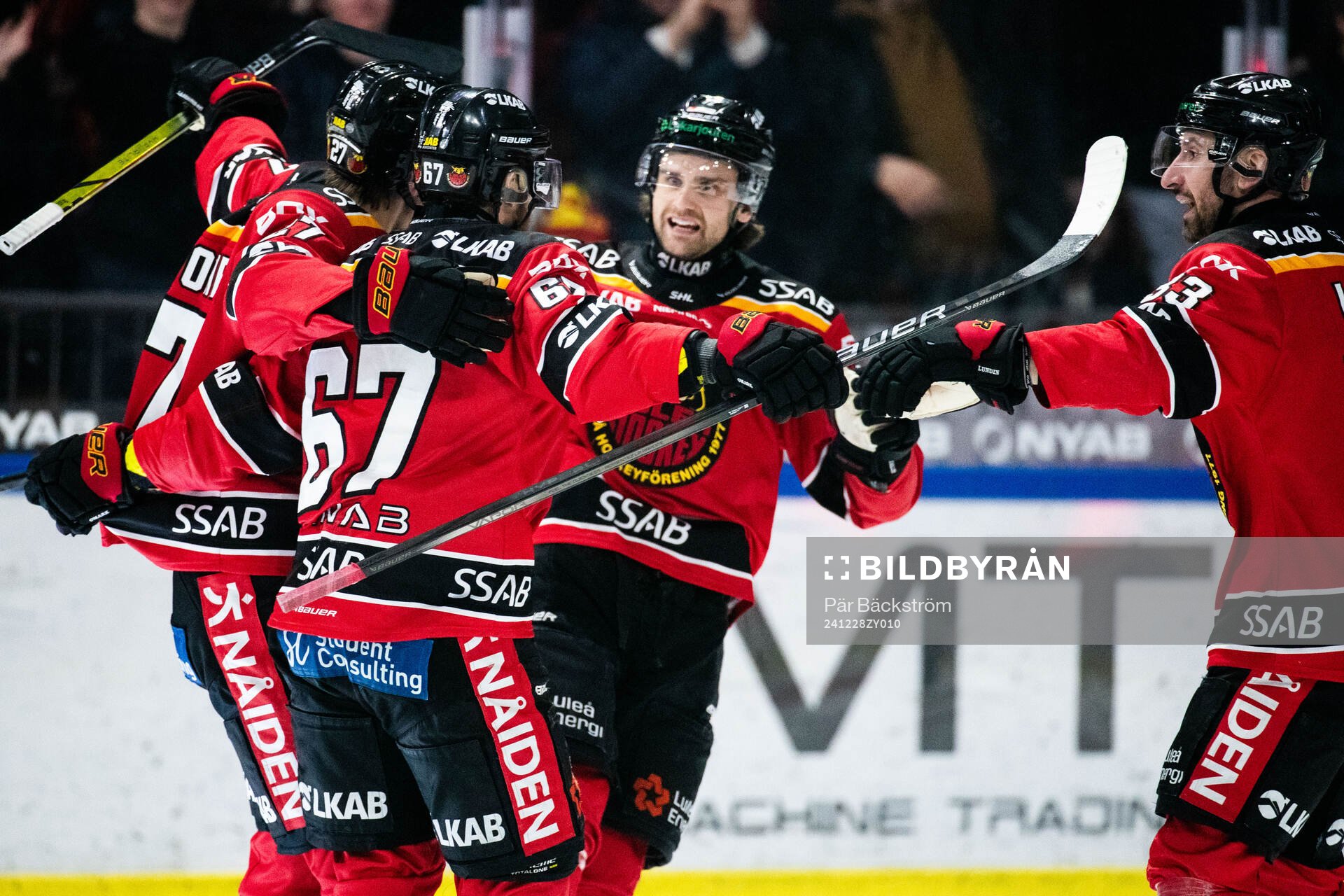 Luleås Pontus Själin jublar med lagkamrater