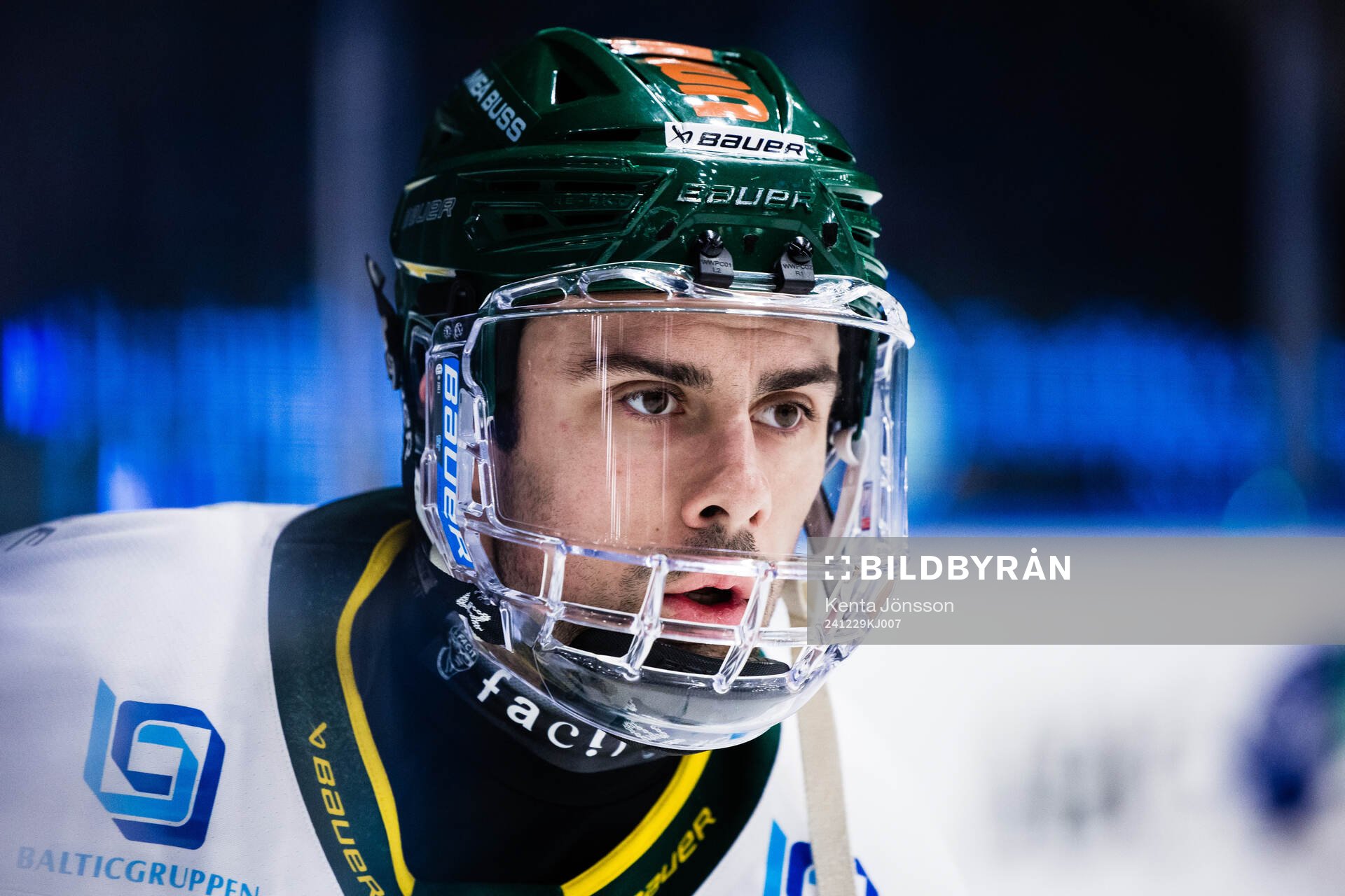 Björklövens Maxime Fortier med ett visir för ansiktet