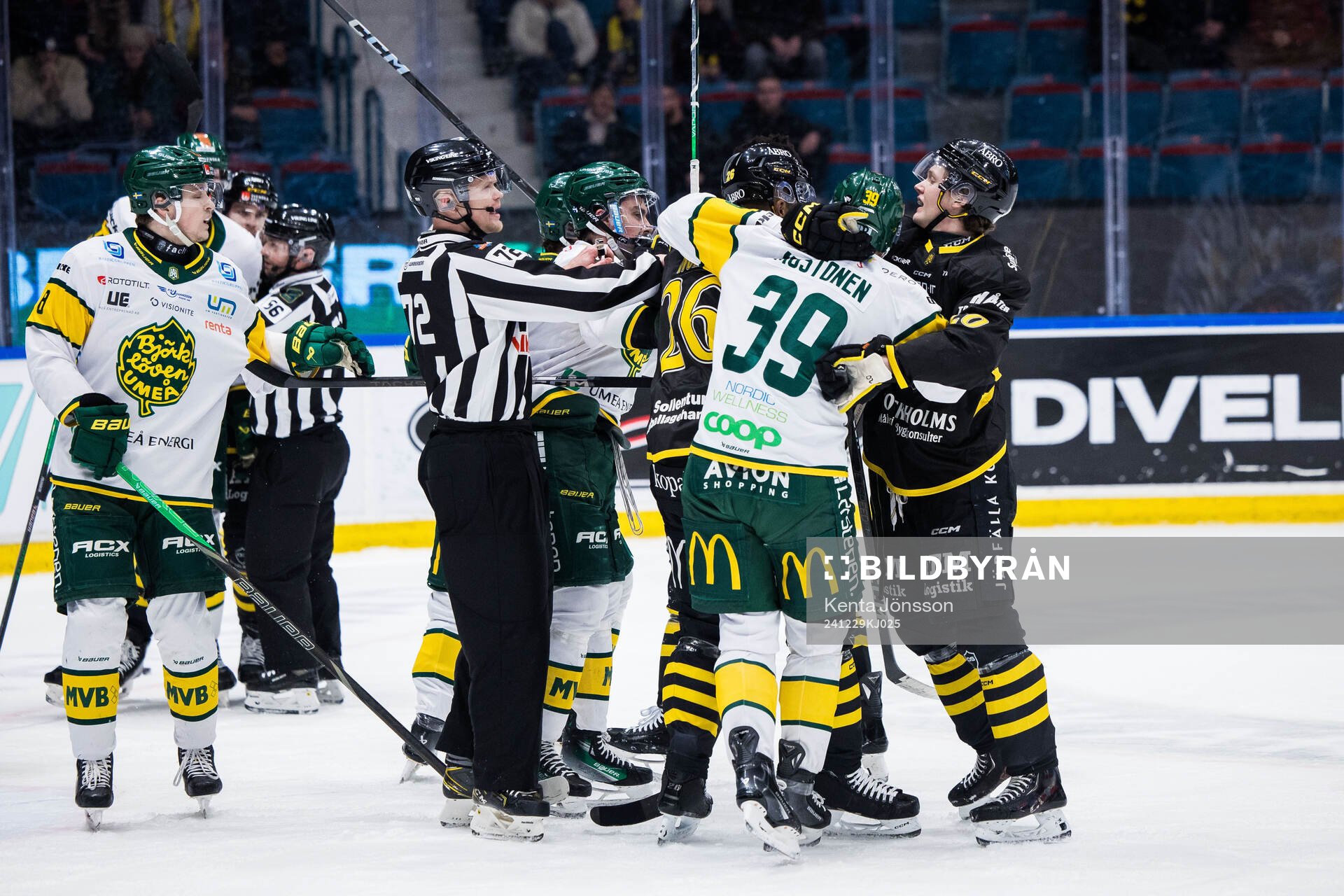 Björklövens Joel Mustonen och AIKs Oscar Nord och Rasmus