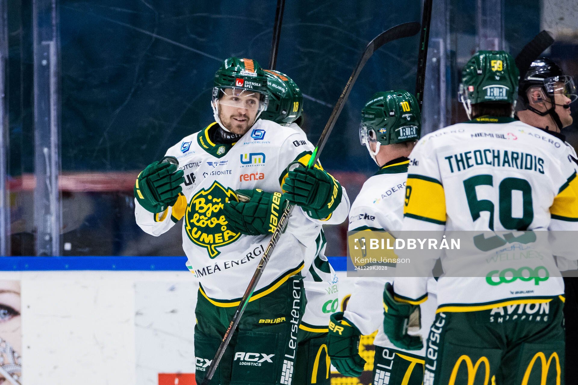 Björklövens Fredrik Forsberg jublar med lagkamrater