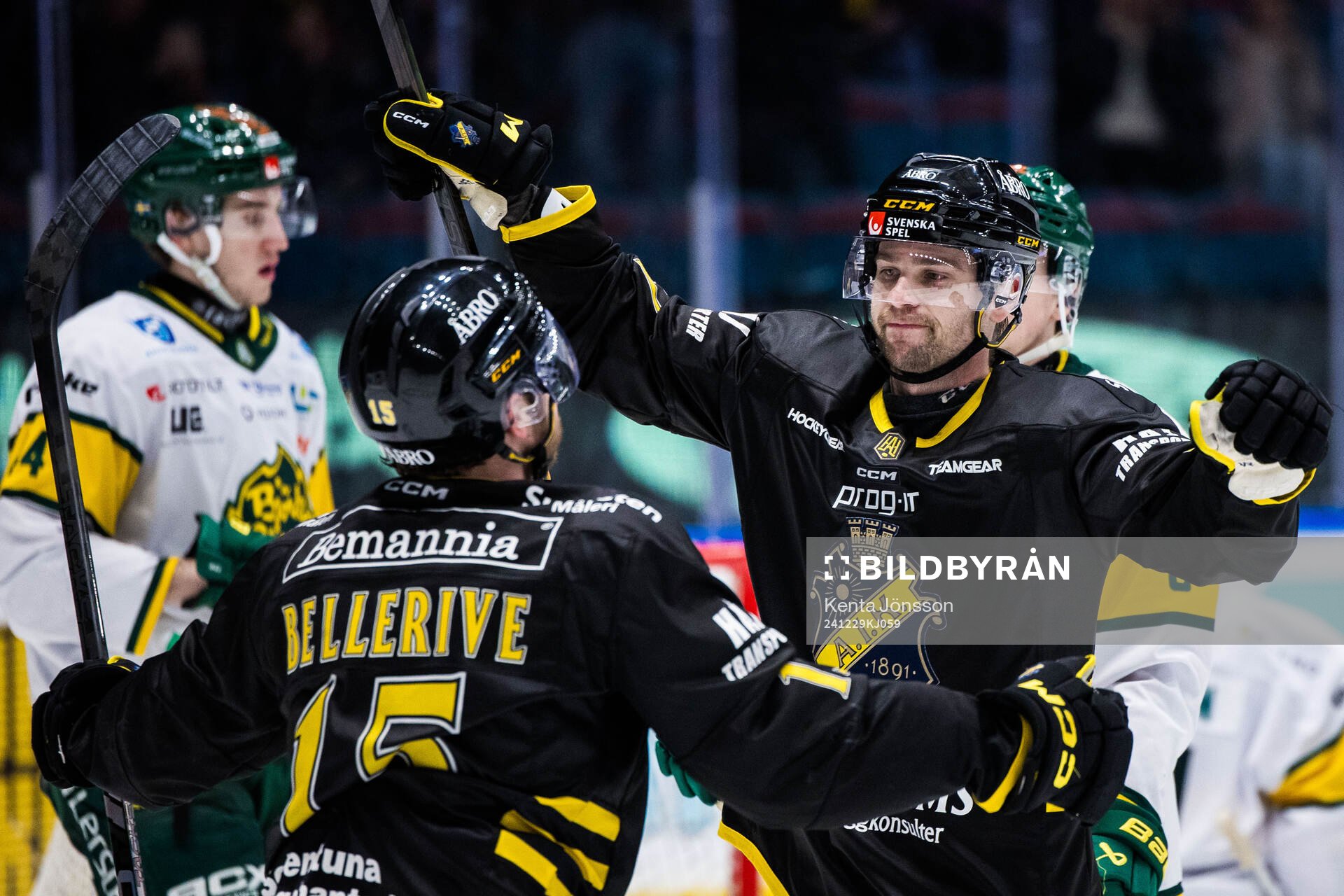 AIKs Eric Norin jublar med Jordan Bellerive