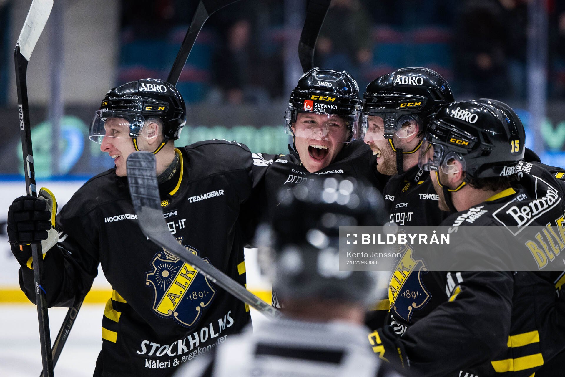 AIKs Lukas Zetterberg jublar med lagkamrater