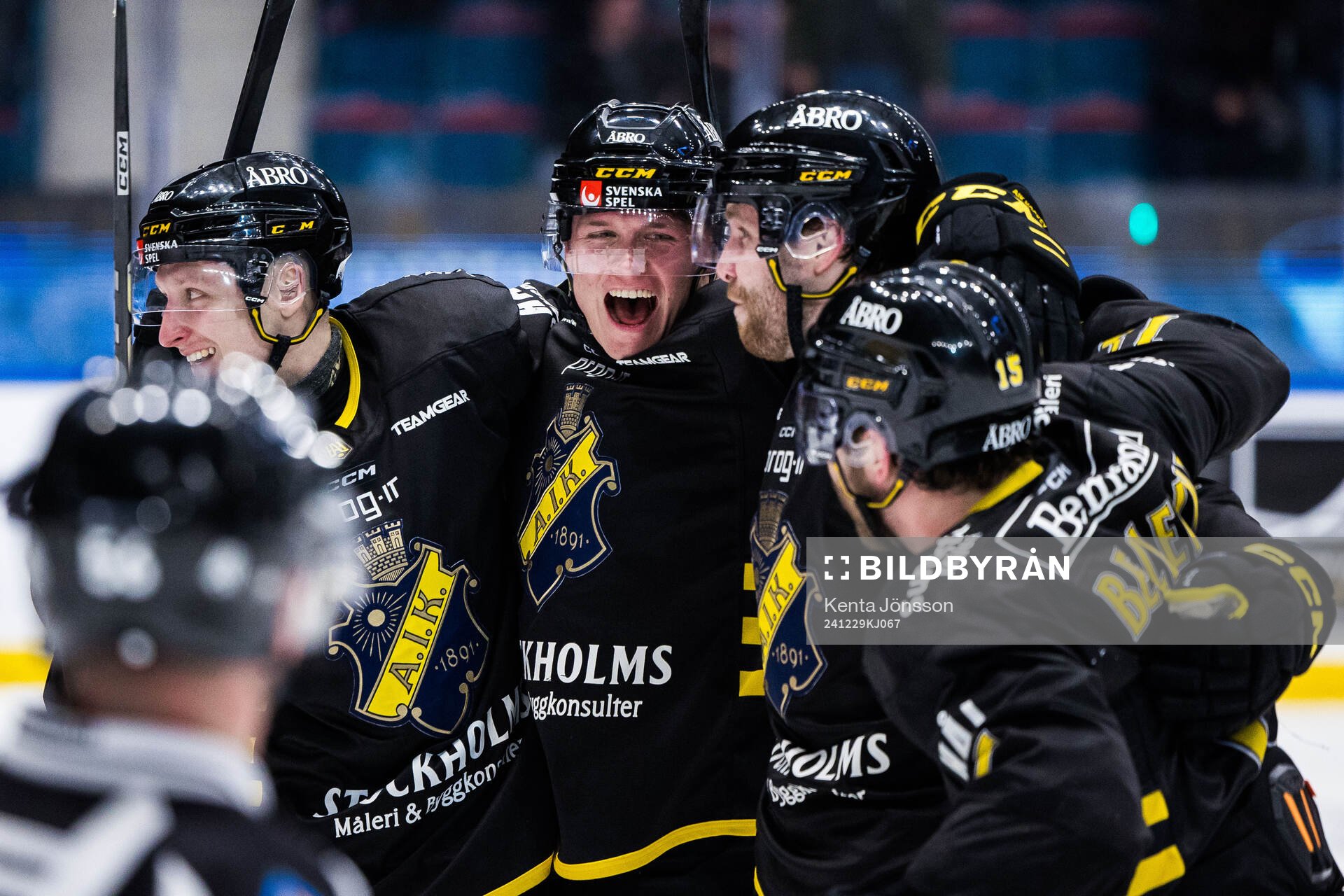 AIKs Lukas Zetterberg jublar med Oliver Tärnström och