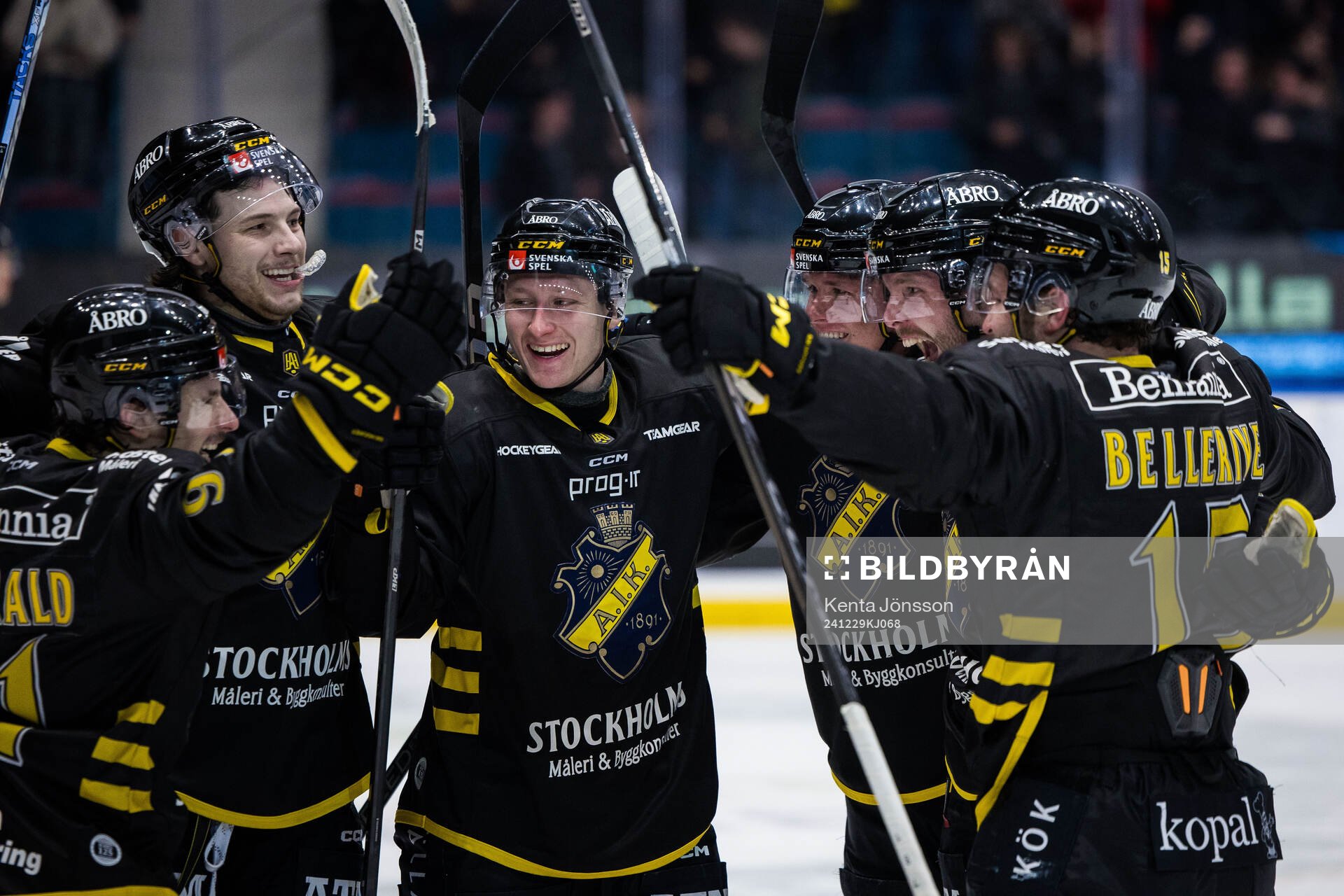 AIKs Lukas Zetterberg jublar med Gerry Fitzgerald, Scott