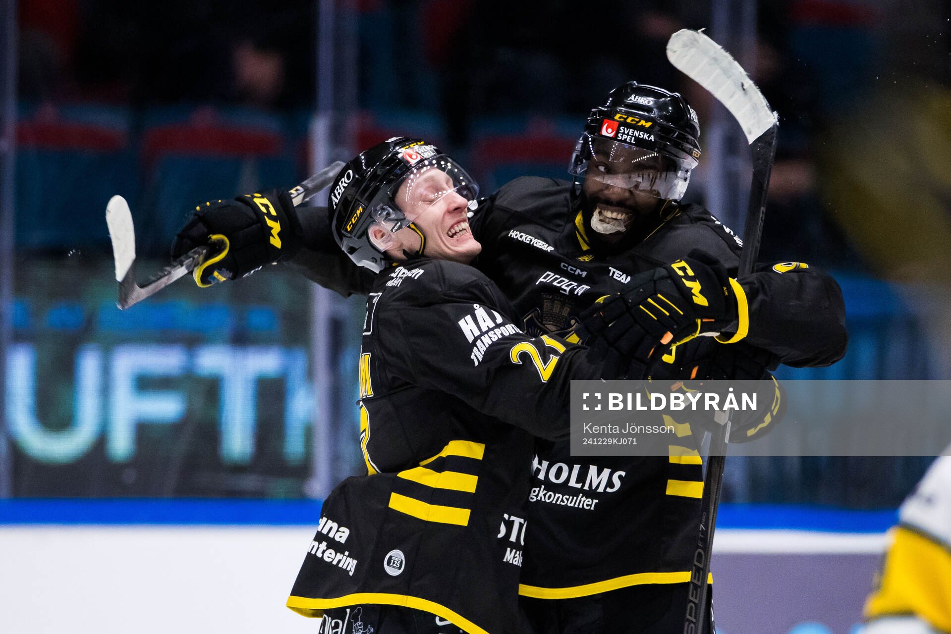 AIKs Oliver Tärnström och Daniel Muzito Bagenda jublar