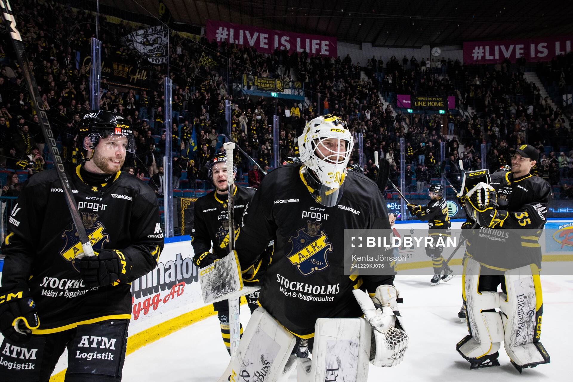 AIKs Lukas Zetterberg och målvakt Victor Brattström jublar