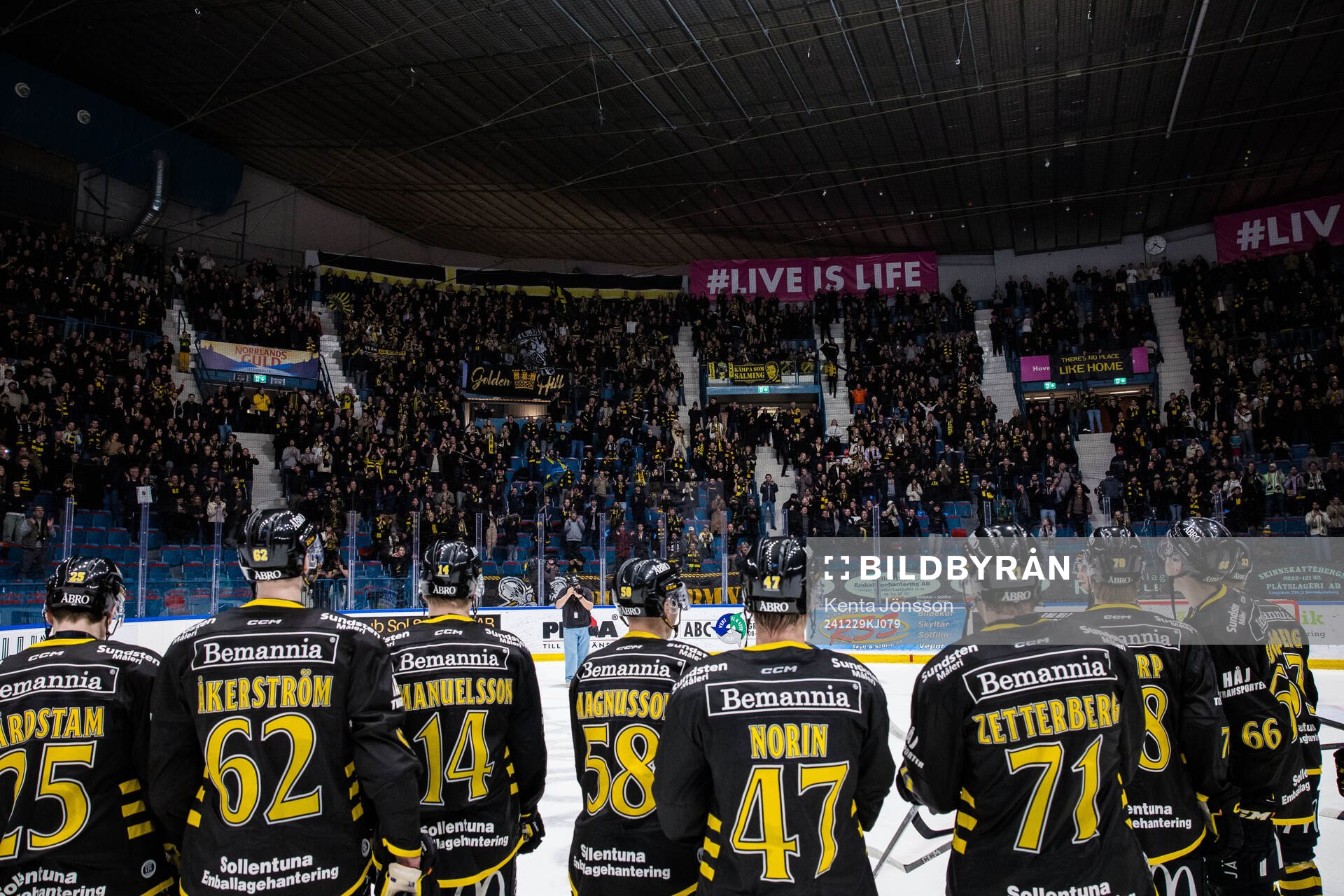 AIKs spelare jublar med supportrar